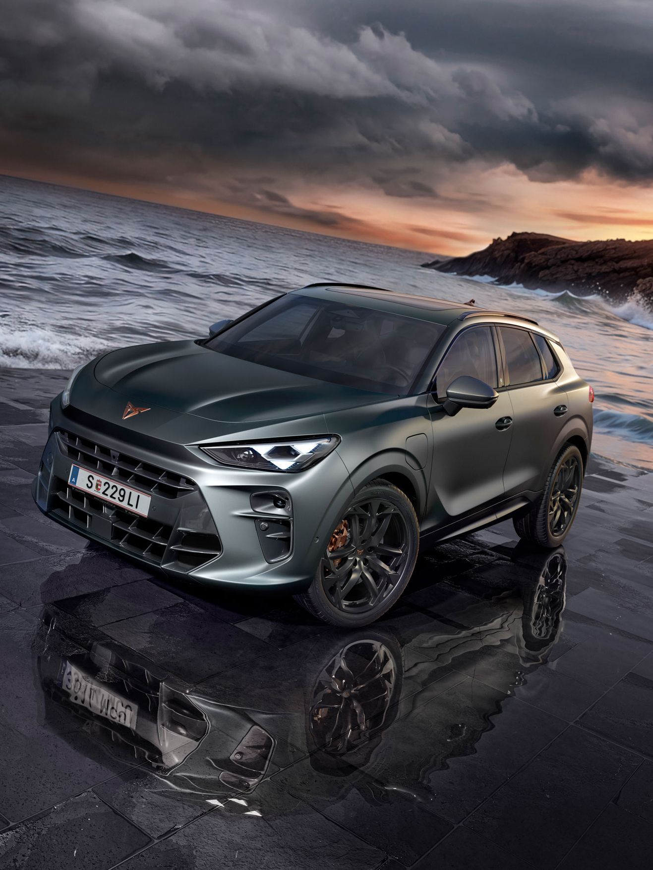 Ein CUPRA  Terramar in schräger Frontansicht parkt an einer stürmischen Küste.