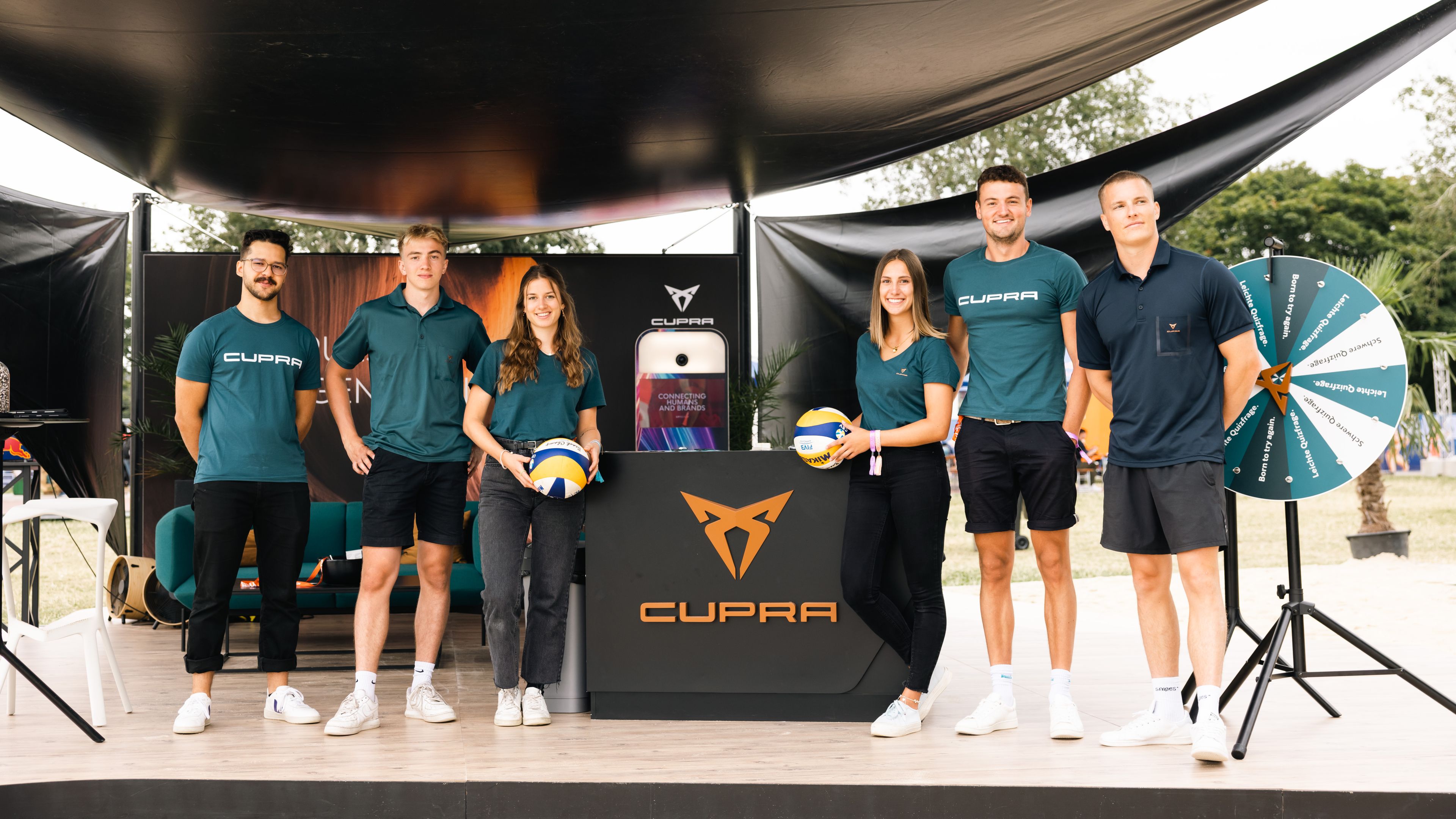 Das Team vor dem CUPRA Merchandise Stand beim Elite16 Event in Wien.