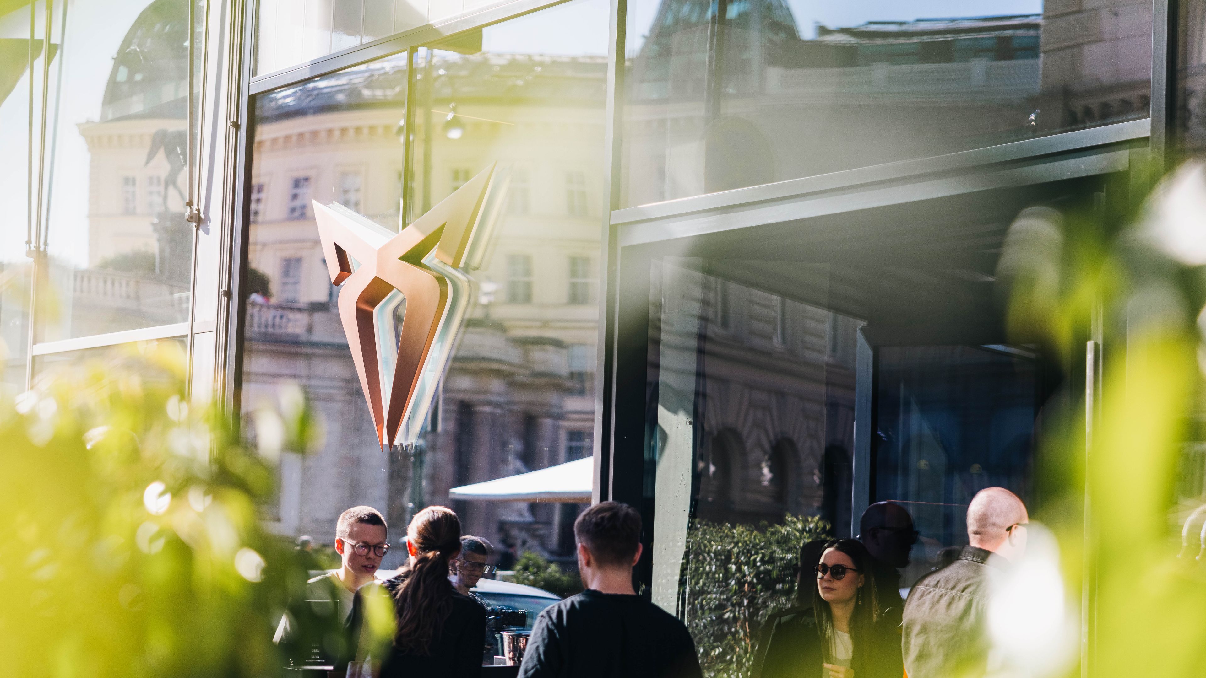 CUPRA City Garage von außen mit CUPRA Logo und Menschen davor stehen