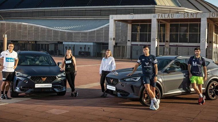 Zwei CUPRA Formentor als offizielle Autos der World Padel Tour und das Padel Team.