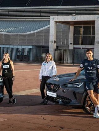 Zwei CUPRA Formentor als offizielle Autos der World Padel Tour und das Padel Team.