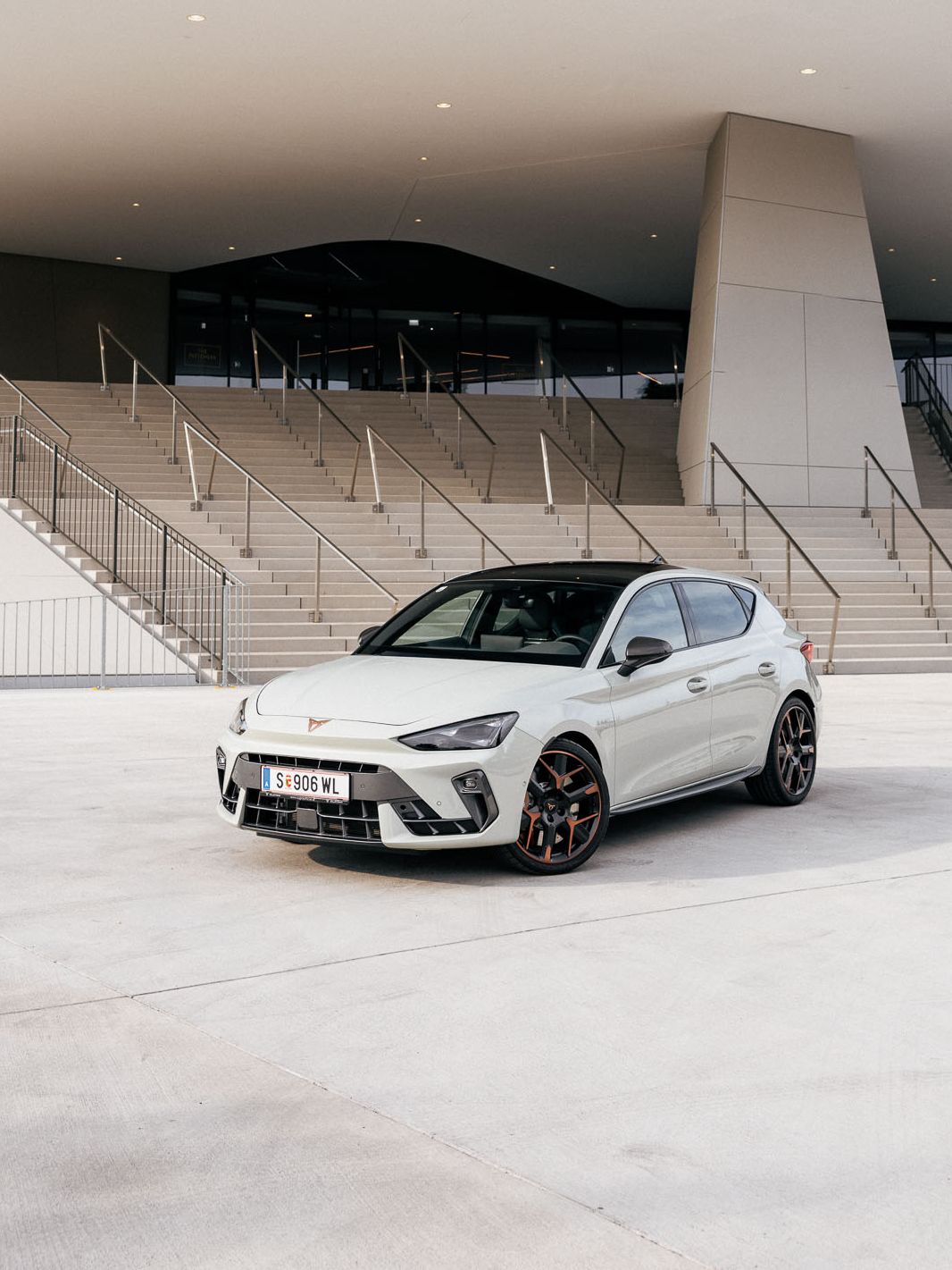 CUPRA Leon geparkt vor Treppen