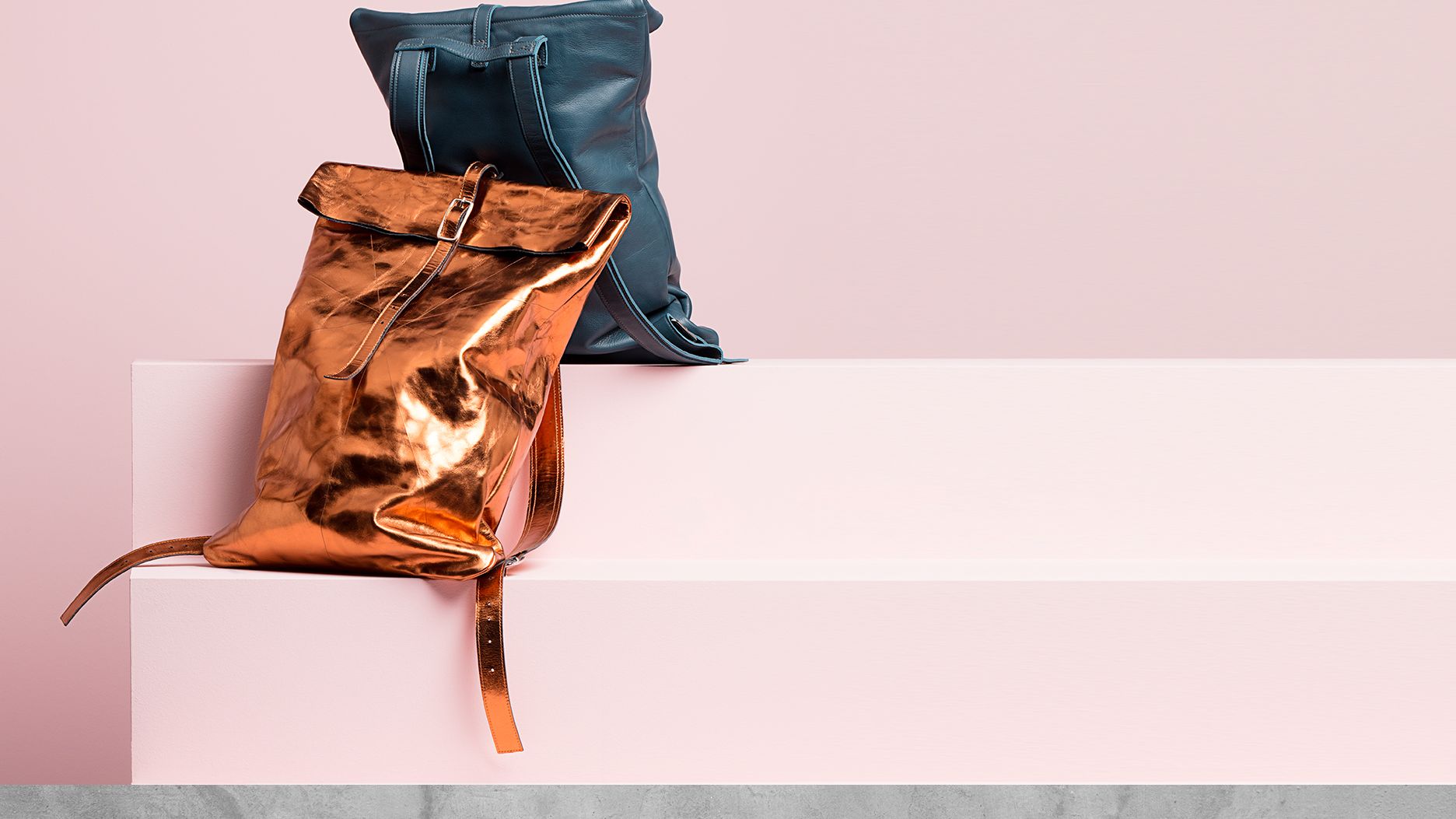 Ein blauer und ein goldener CUPRA Rucksack aus dem Trakatan Werk in Turin.