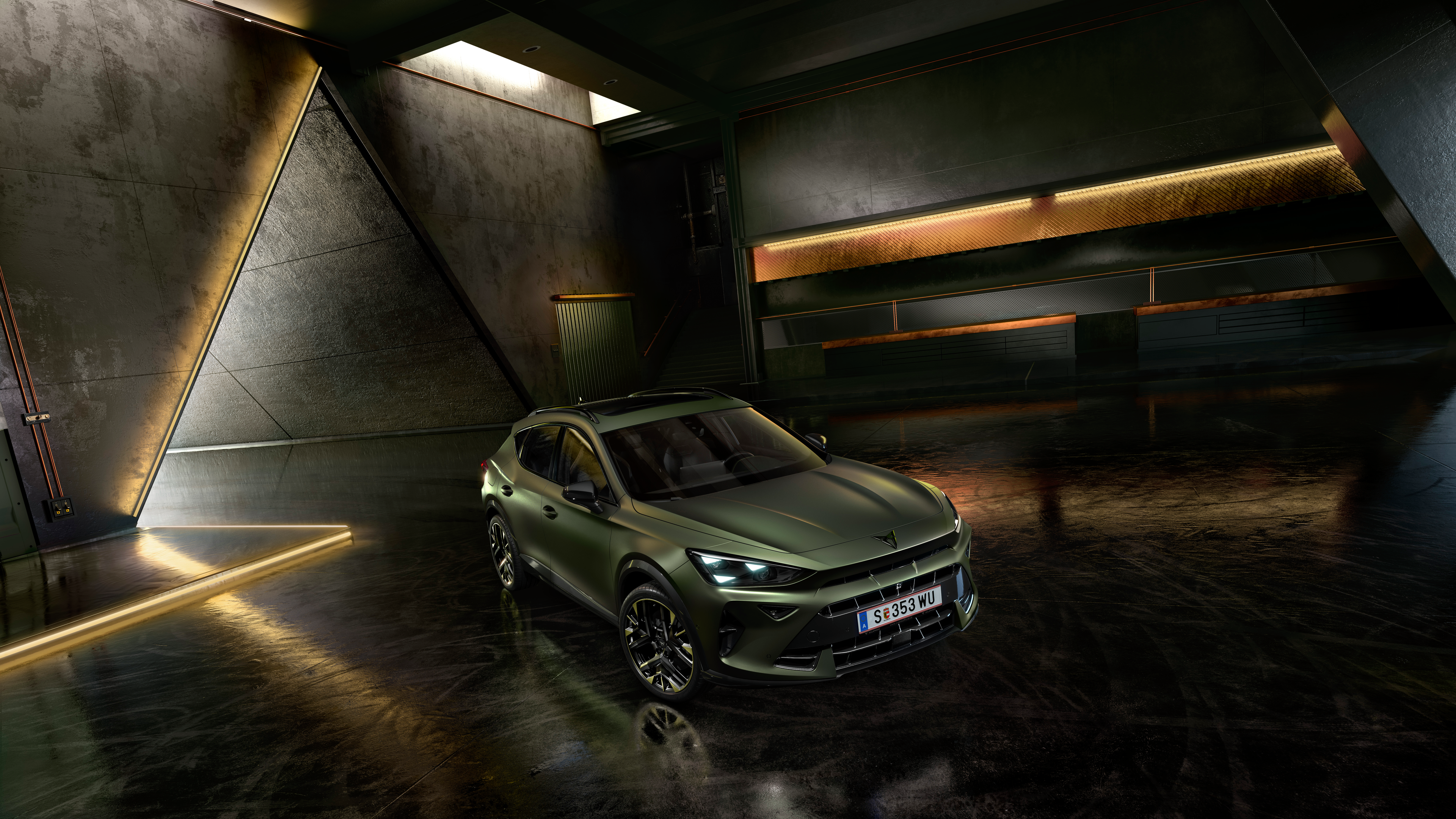 : Formentor Tribe Edition, geparkt in einem industriellen Parkhaus, das seine Farbe Manganese Matt perfekt in Szene setzt