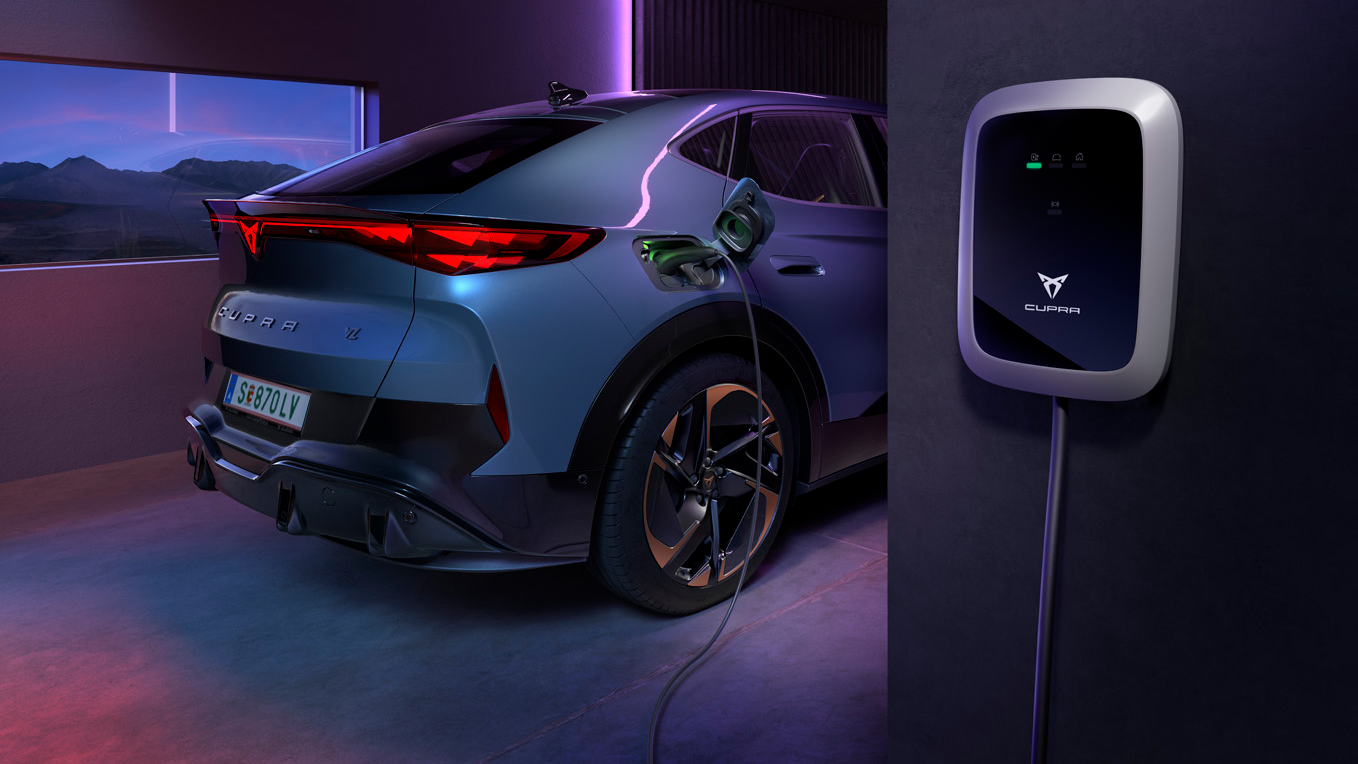 CUPRA Tavascan in der Garage beim Laden