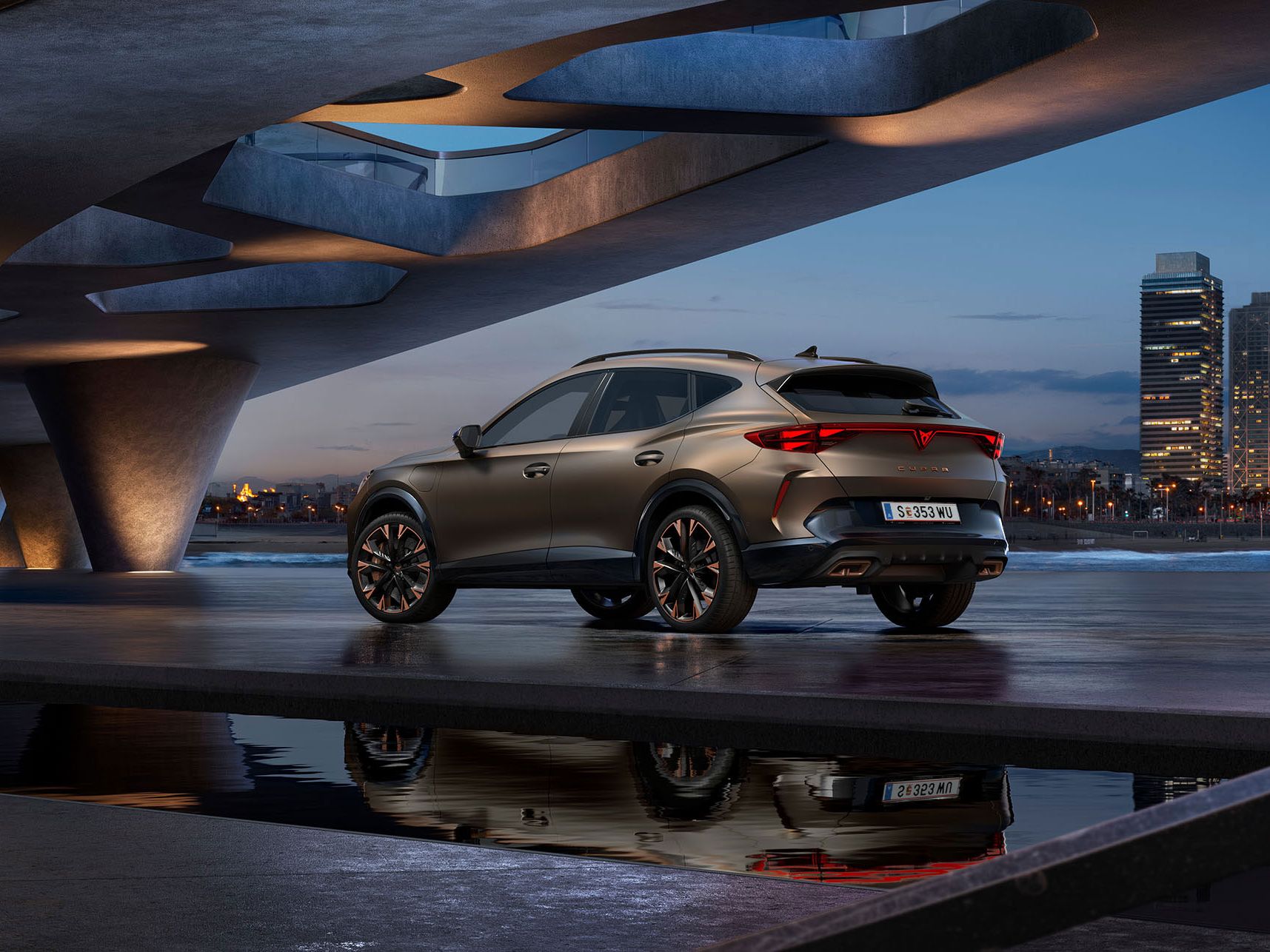 CUPRA Formentor parkt, im Hintergrund sieht man eine Stadt.