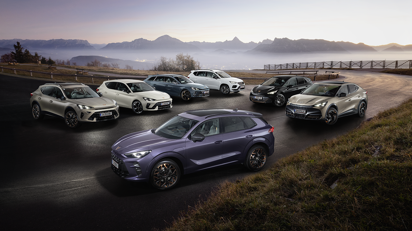 Alle sieben CUPRA Modelle am Gaisberg mit neben und Stadt im Hintergrund. Der Terramar in Dark Void ganze Vorne.
