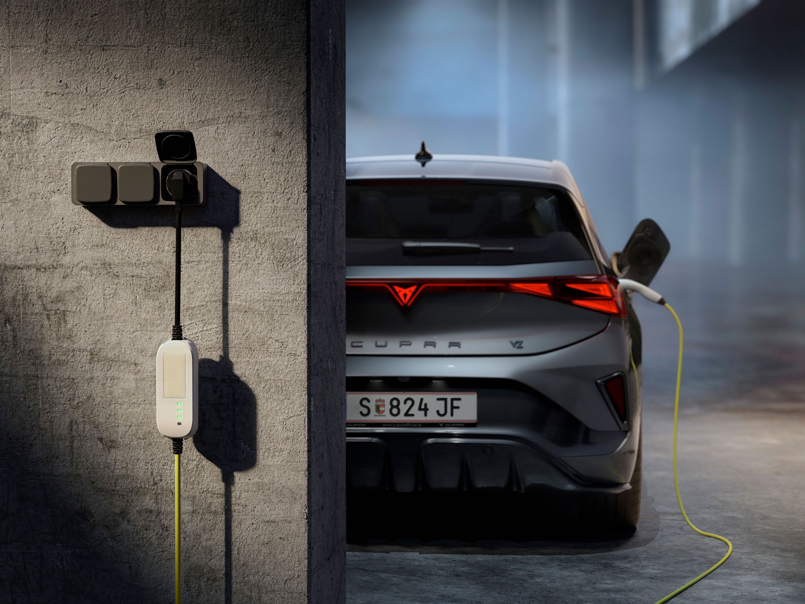 Ladesystem des CUPRA Born VZ. Das Auto wird bequem zu Hause aufgeladen.