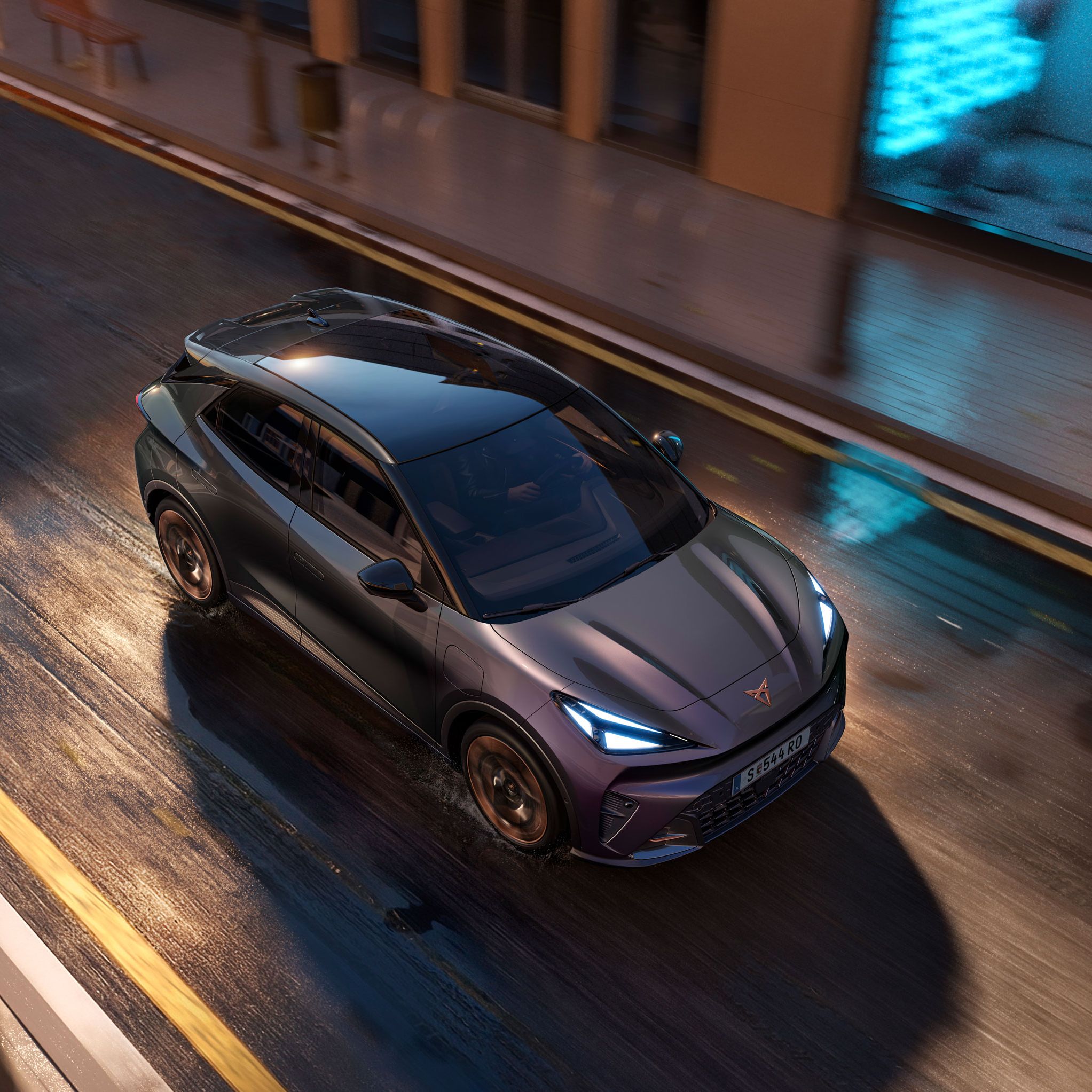 Fahraufnahme des CUPRA Raval VZ in Plasma von oben