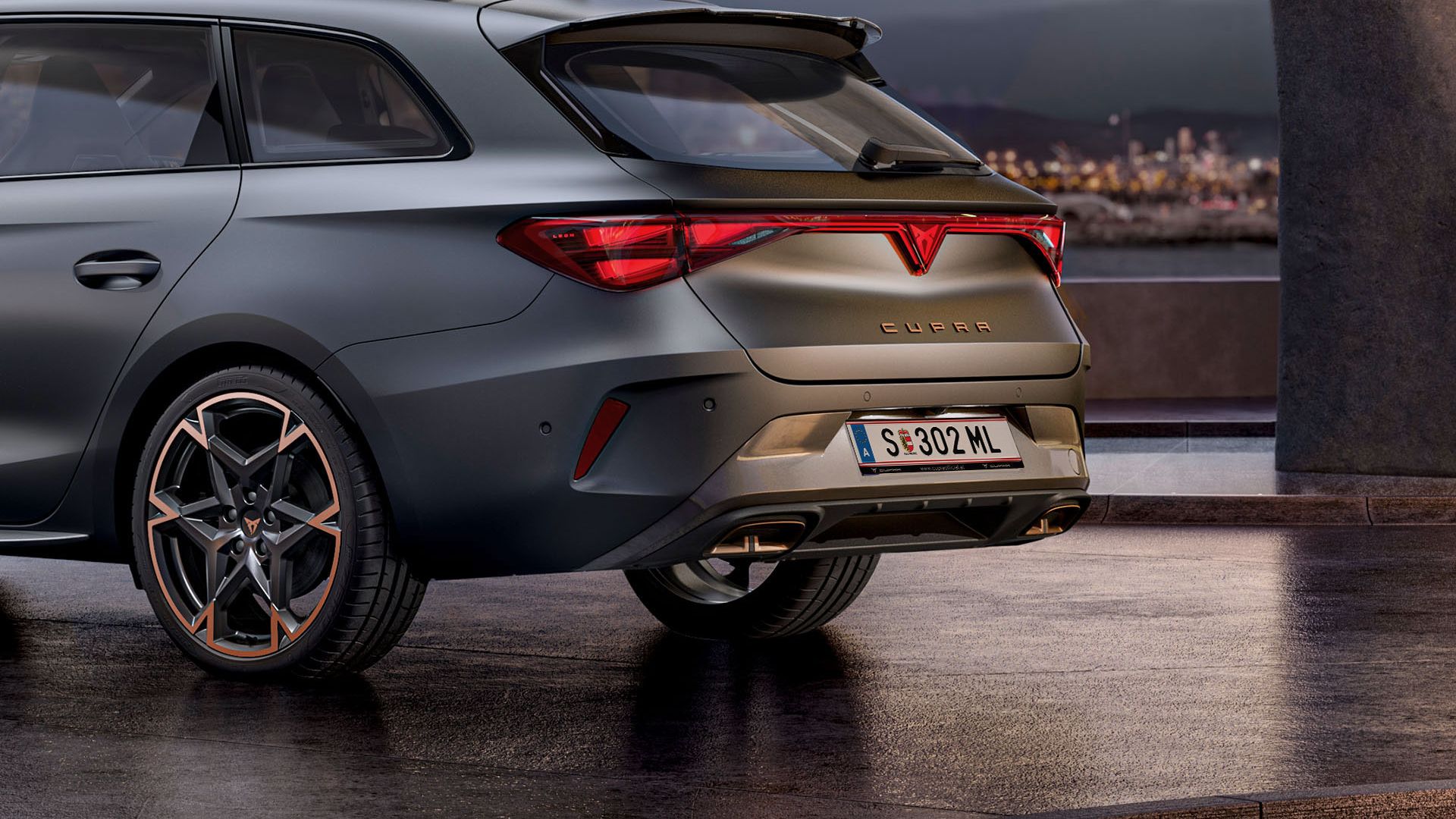 Detailansicht des Hecks von einem grauen CUPRA Leon SP Kombi.