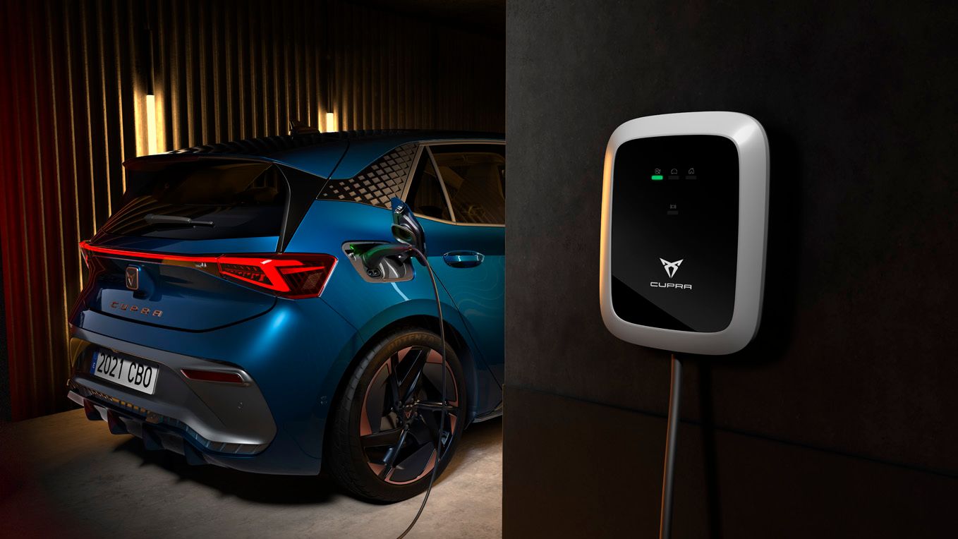 Ein CUPRA Born wird an einer Wallbox geladen.