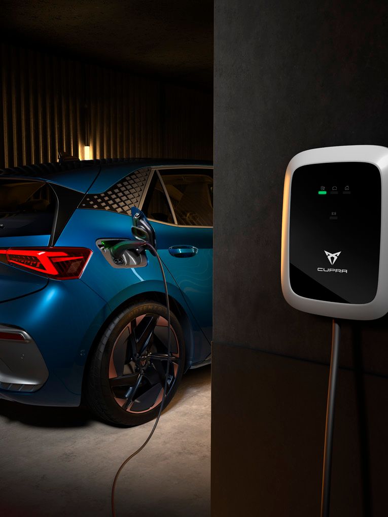 Ein CUPRA Born wird an einer Wallbox geladen.