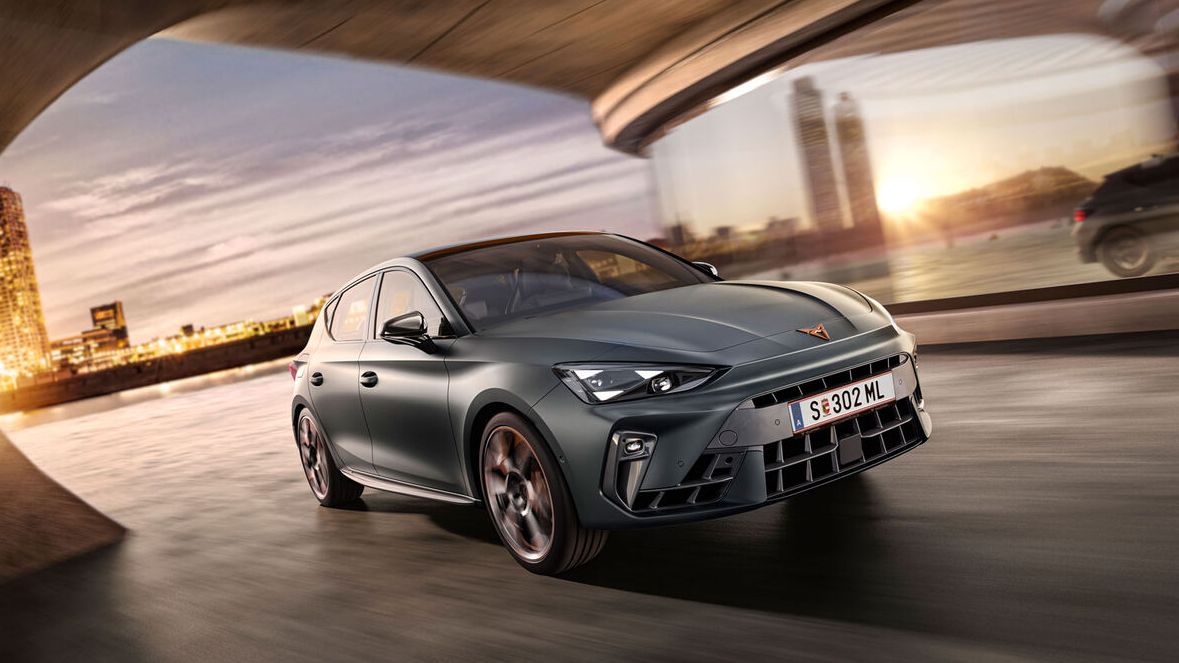 Schräge Vorderansicht eines grauen CUPRA Leon in voller Fahrt.