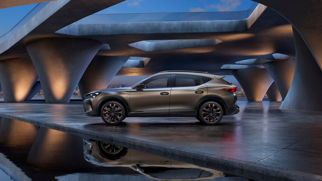 Seitenansicht eines CUPRA Formentor in einem modernen Parkhaus.