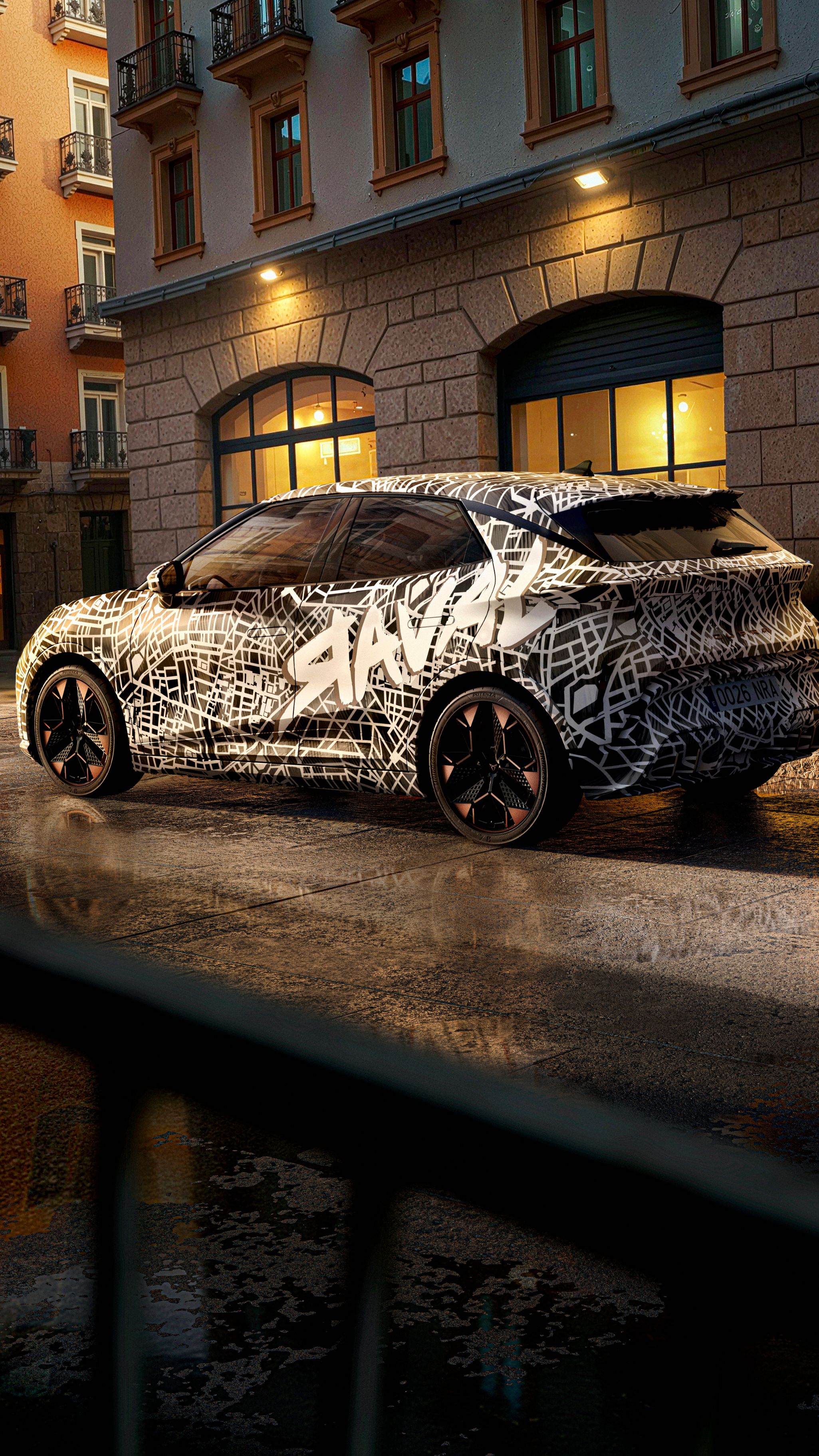 Raval in Camouflage auf Straße geparkt