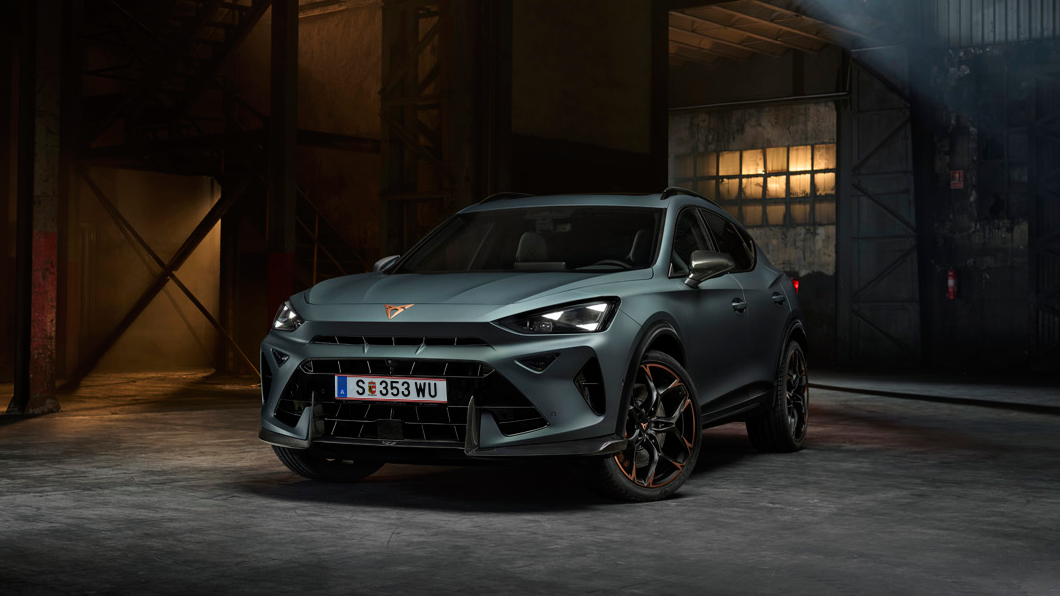 Frontansicht des neuen CUPRA Formentor VZ5, geparkt in nächtlicher Umgebung, die seine Design-Details hervorhebt
