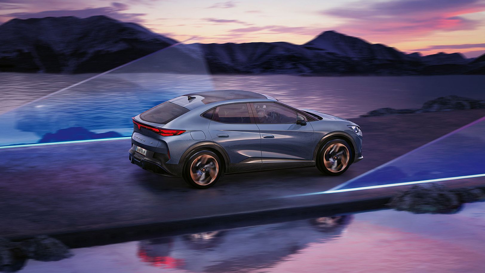 CUPRA Tavascan Seitenansicht vor See mit Bergen im Hintergrund