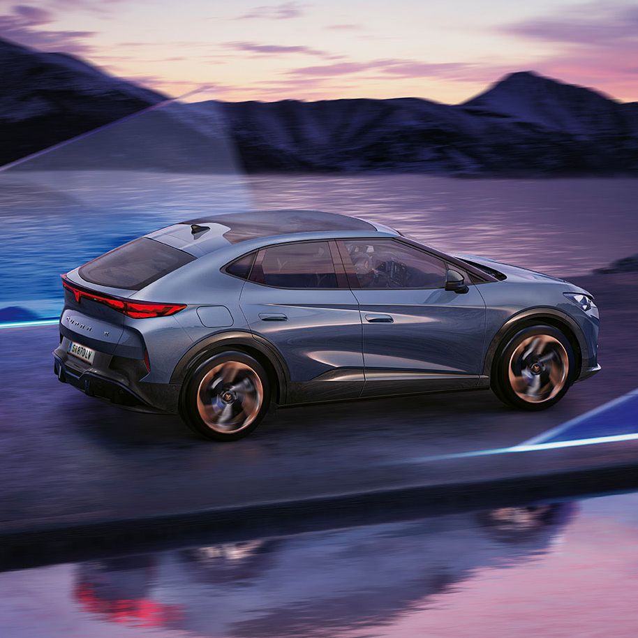 CUPRA Tavascan Seitenansicht vor See mit Bergen im Hintergrund