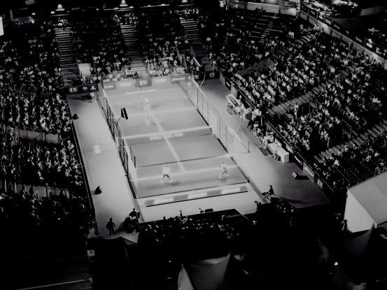 Schwarz Weiß Bild des CUPRAxPadel Spielfelds.