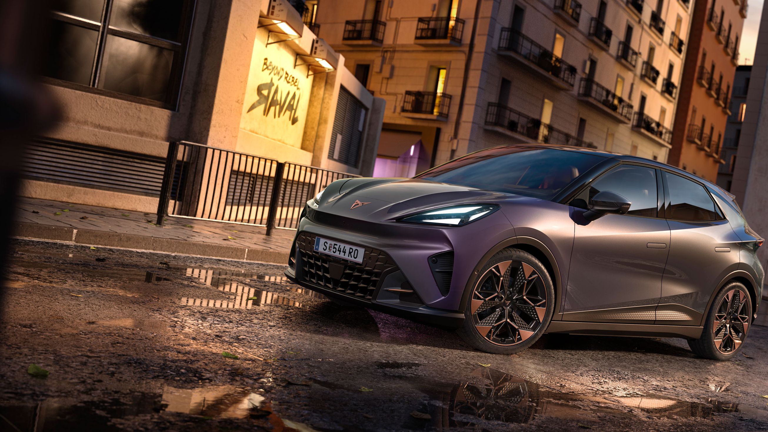 CUPRA Raval VZ in Plasma steht auf einer Straße in urbaner Umgebung