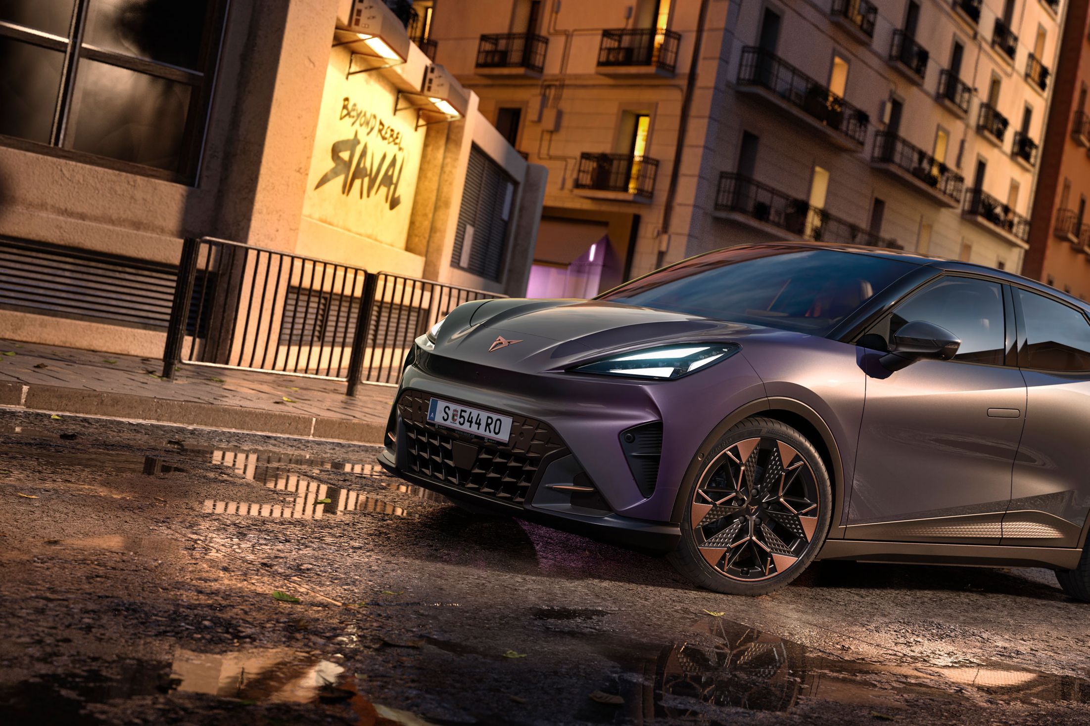 CUPRA Raval VZ in Plasma steht auf einer Straße in urbaner Umgebung