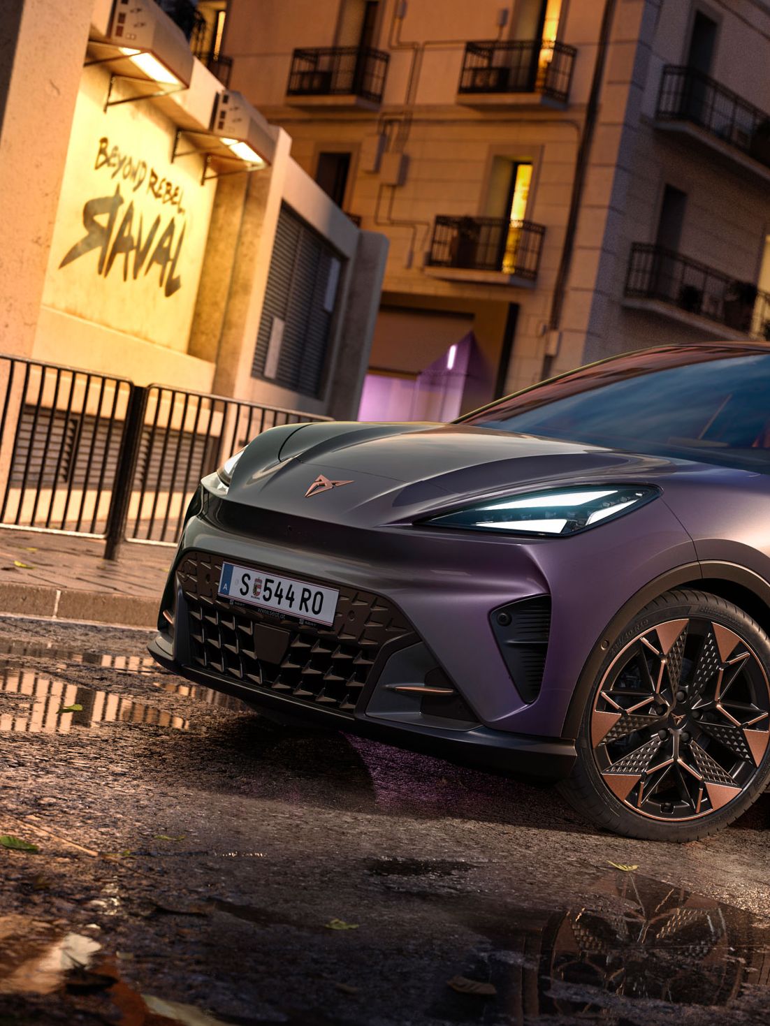 CUPRA Raval VZ in Plasma steht auf einer Straße in urbaner Umgebung