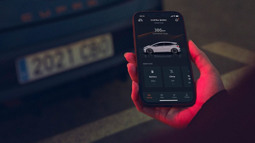 Eine Person bedient die CUPRA Connect App für den Born auf seinem Smartphone.