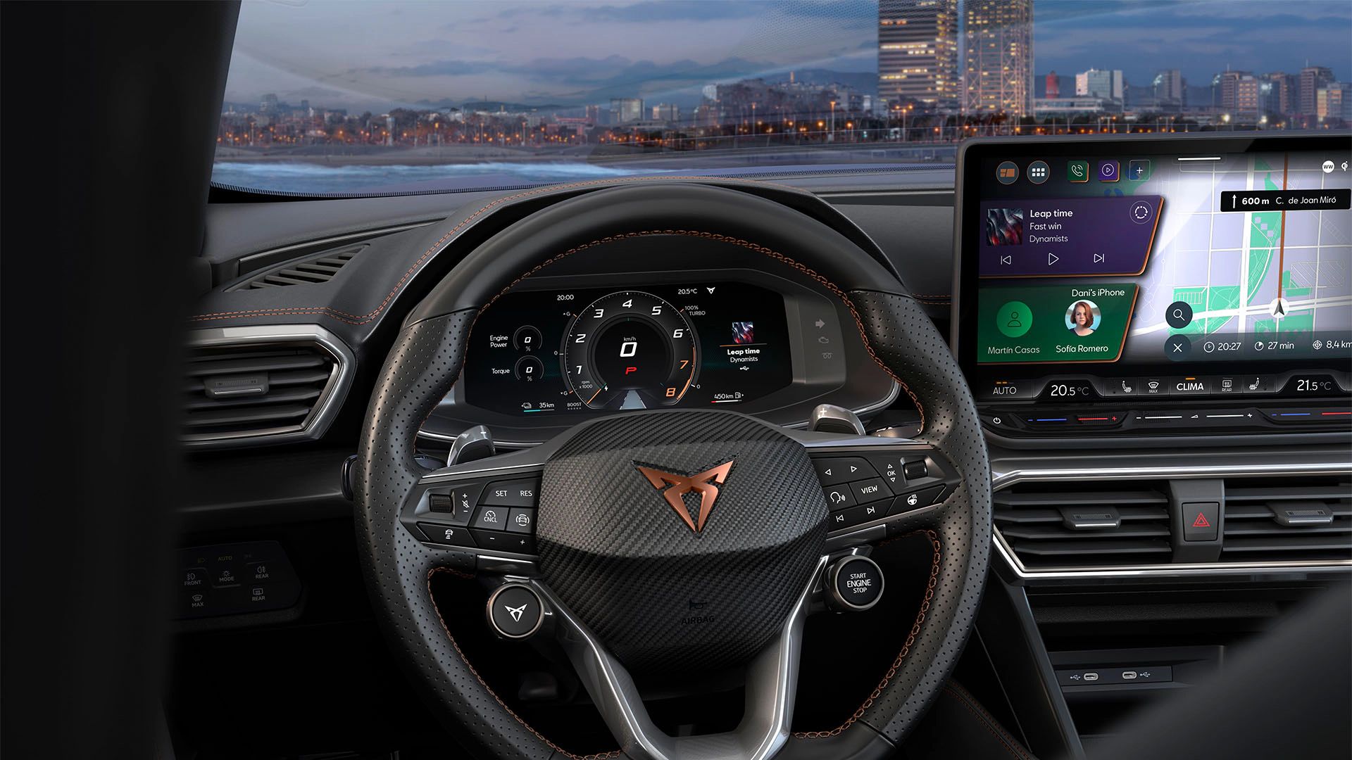 Das Bild zeigt das Cockpit eines CUPRA Formentor mit einem Lederlenkrad und einem digitalen Armaturenbrett. Im Hintergrund ist eine Stadtlandschaft bei Dämmerung zu erkennen.