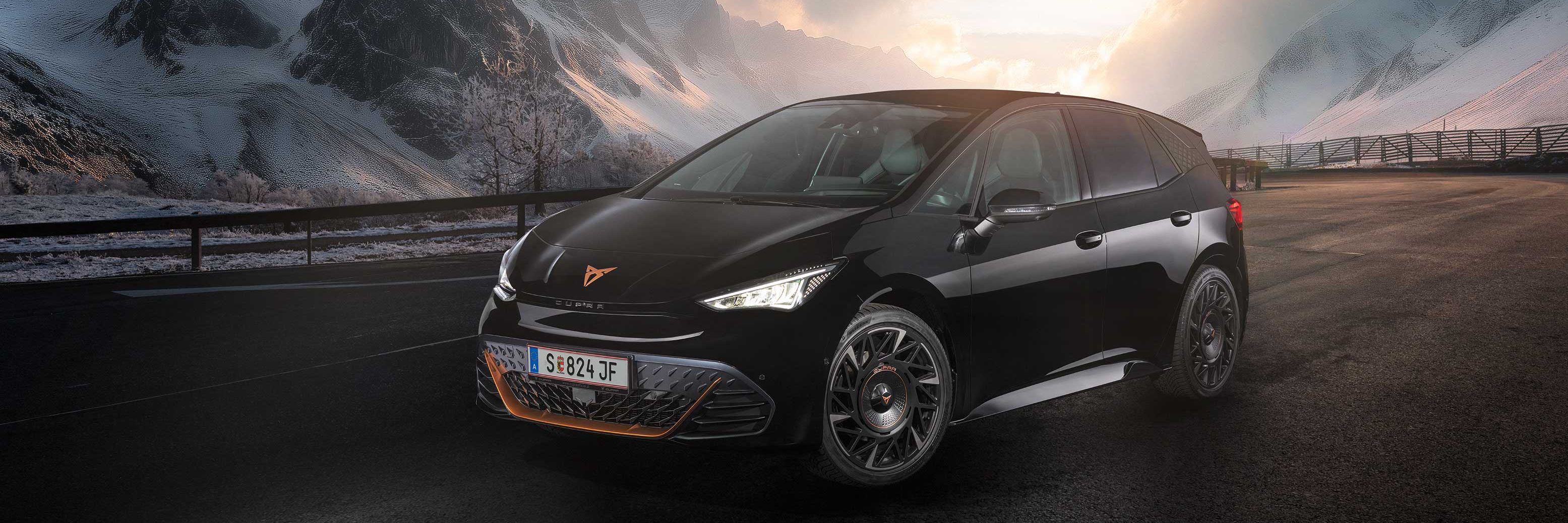 Ein schwarzer CUPRA Born auf einer winterlichen Bergstraße.