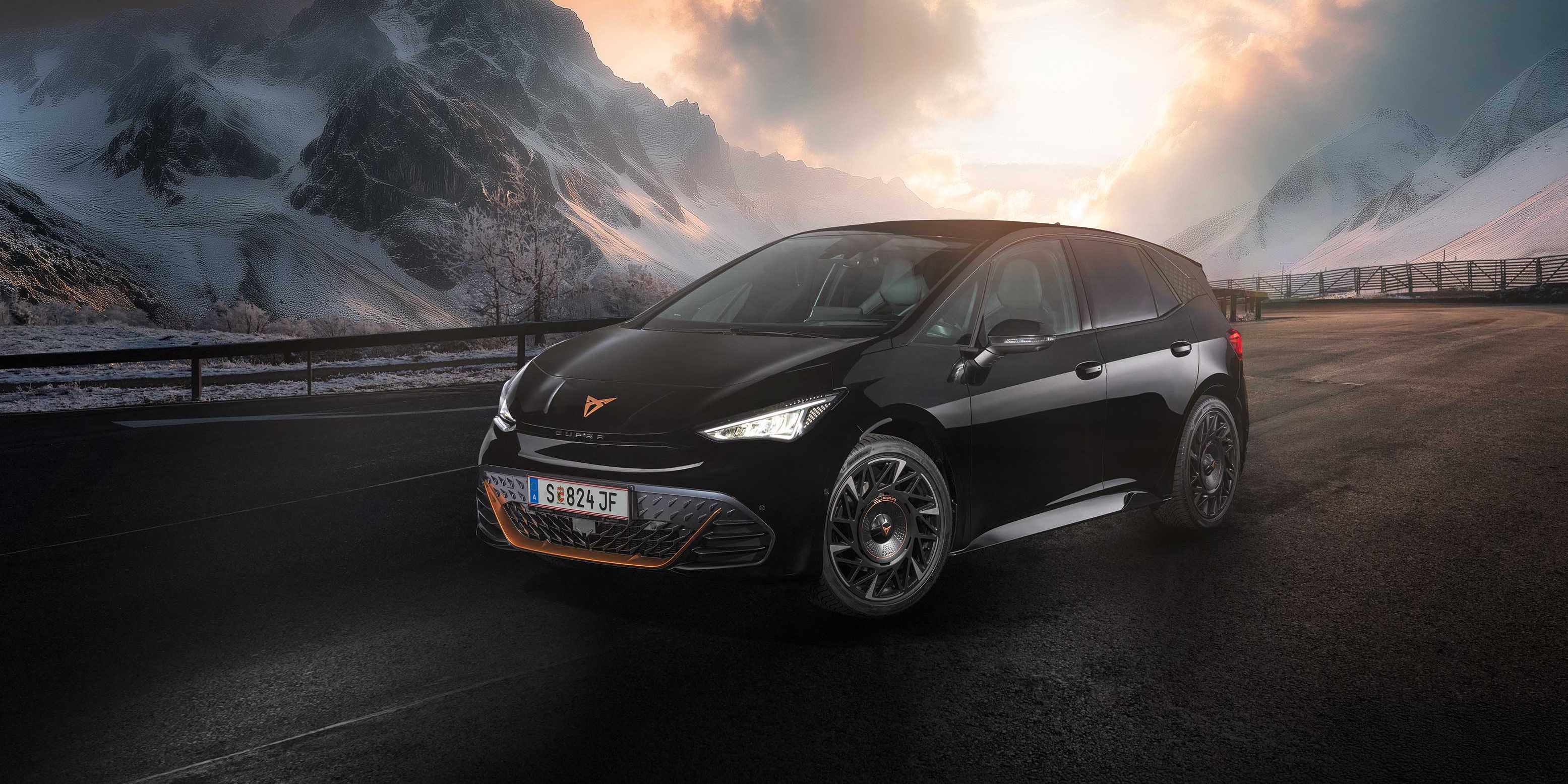 Ein schwarzer CUPRA Born auf einer winterlichen Bergstraße.