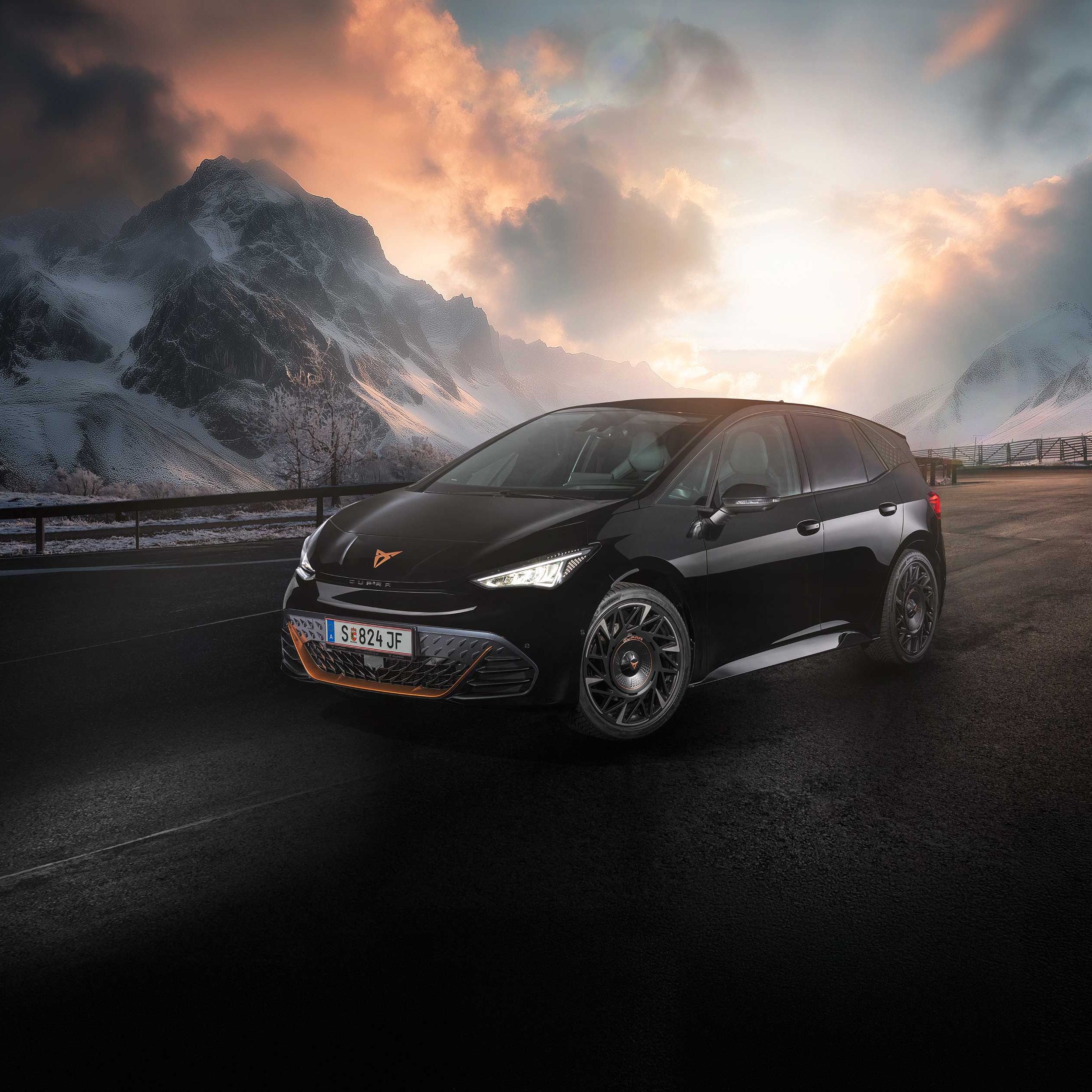 Ein schwarzer CUPRA Born auf einer winterlichen Bergstraße.