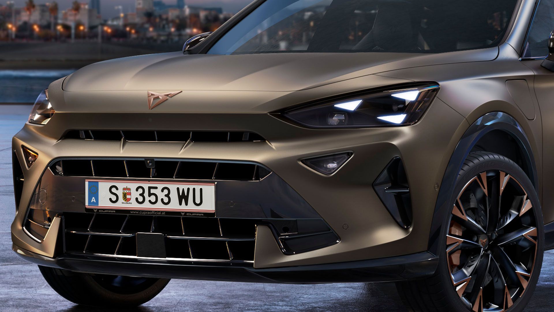 Frontansicht eines bronzefarbenen CUPRA Formentor.