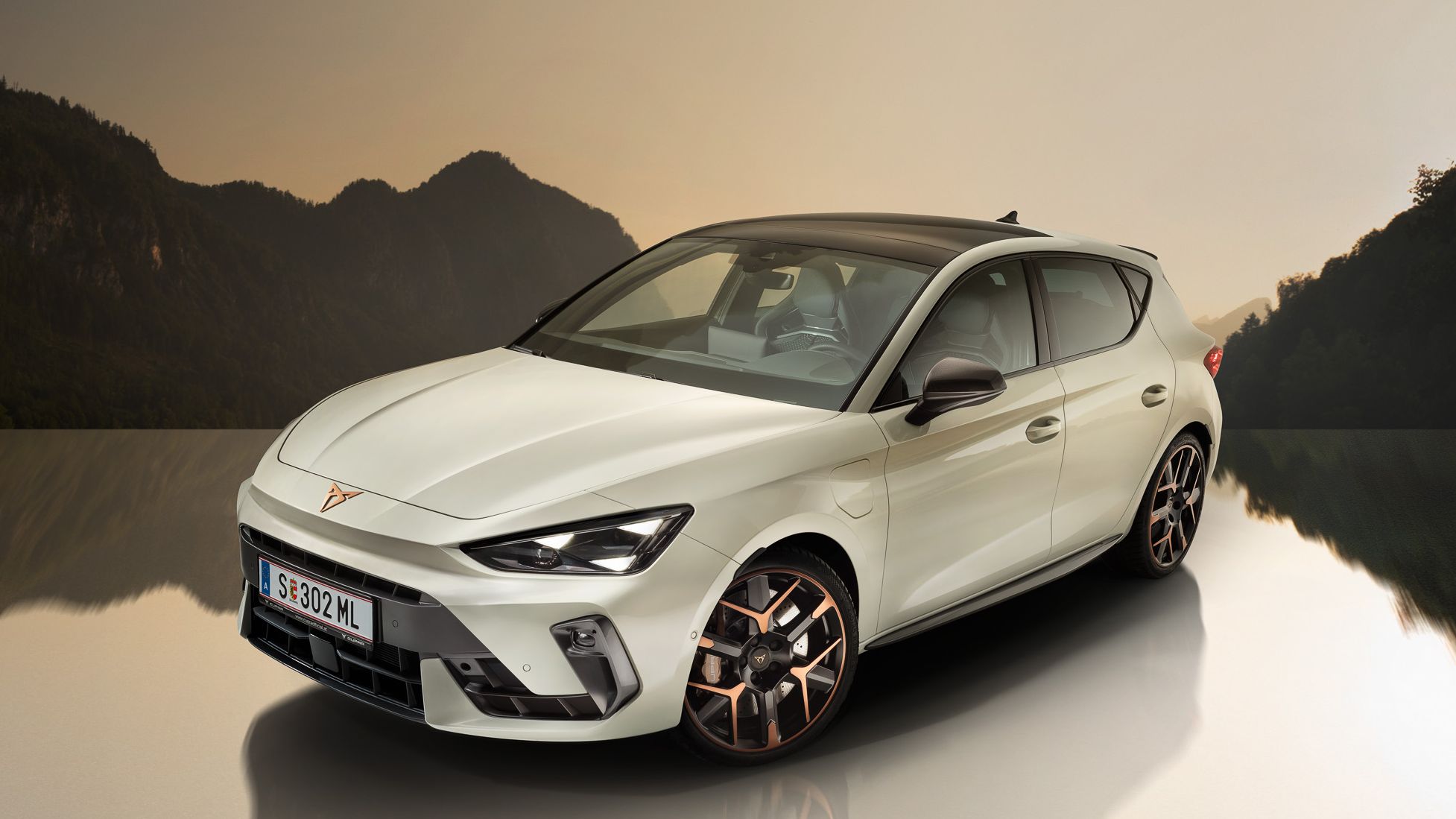 Der CUPRA Leon vor einer Bergkulisse.