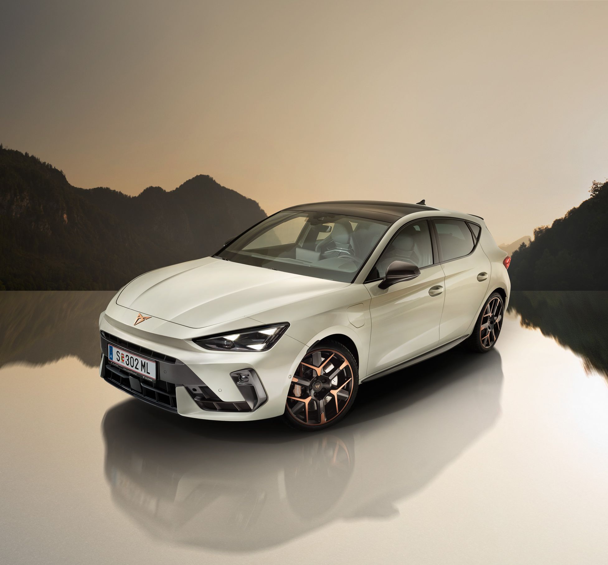 Der CUPRA Leon vor einer Bergkulisse.