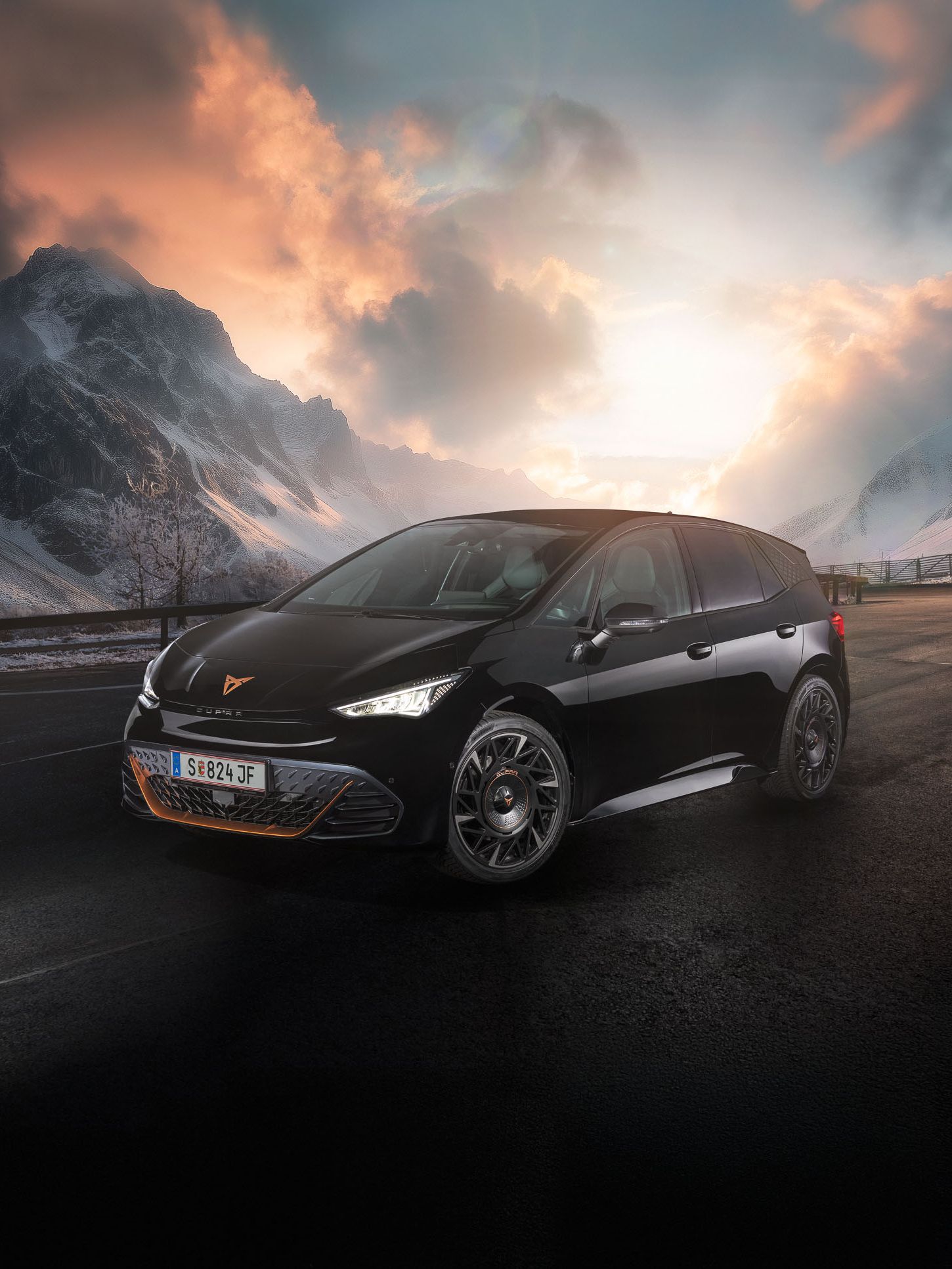 Ein schwarzer CUPRA Born in Fahrt auf einer Bergstraße.