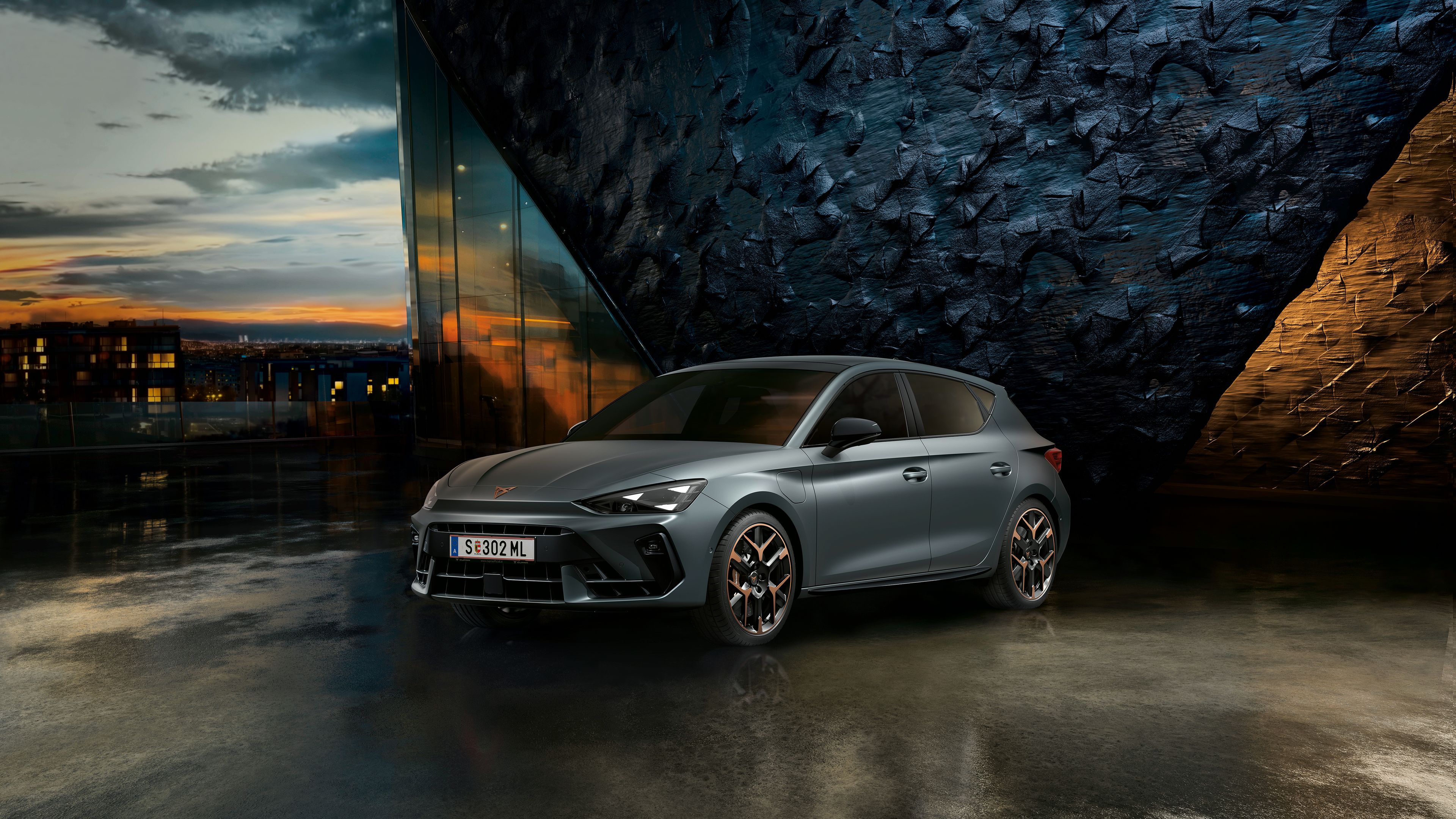 CUPRA Leon vor einer Steinwand bei Sonnenuntergang