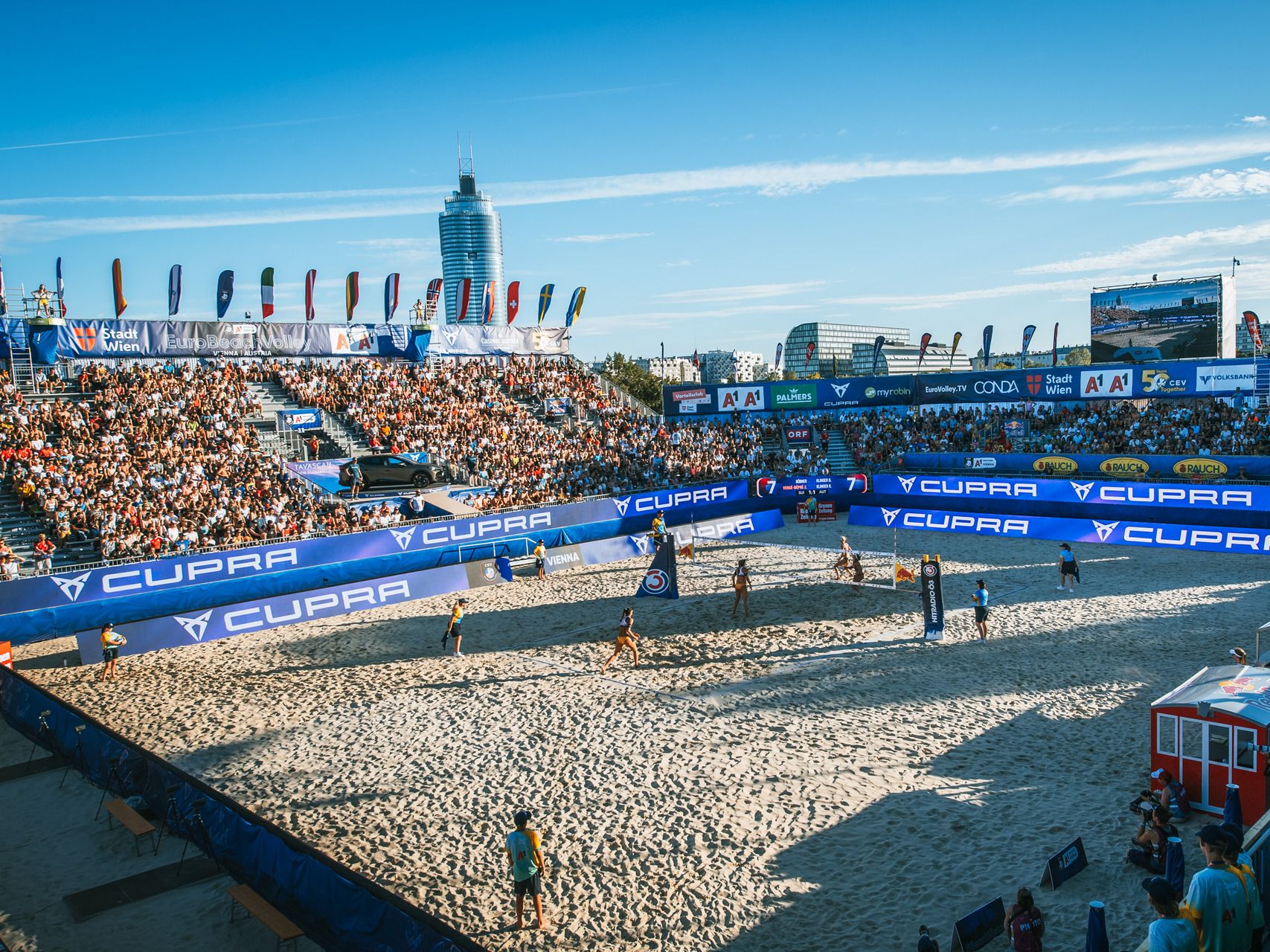 Ein Volleyball Spiel mit CUPRA als Mobilitätspartner.