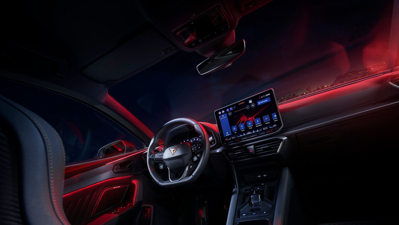 Blick in das Cockpit eines CUPRA Leon.