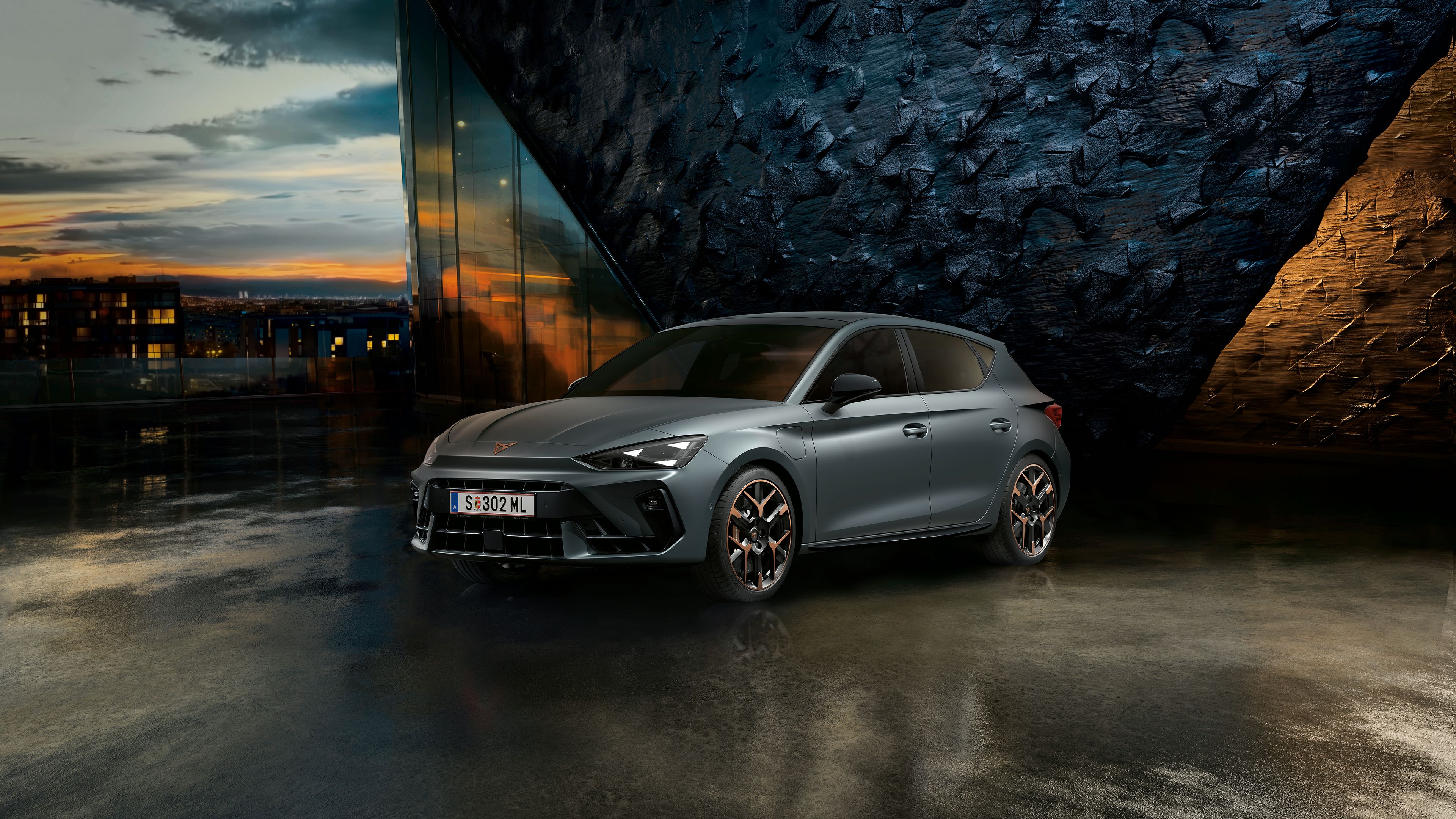 CUPRA Leon vor einer Steinwand bei Sonnenuntergang