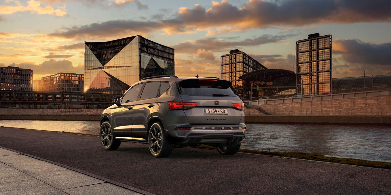 Heckansicht des CUPRA Ateca SUVs bei Sonnenuntergang, mit Fokus auf den neuen, niedrigeren Frontgrill mit Luftkappen und den neuen Heckdiffusor, die beide das äußere Design verstärken und die Aerodynamik optimieren.