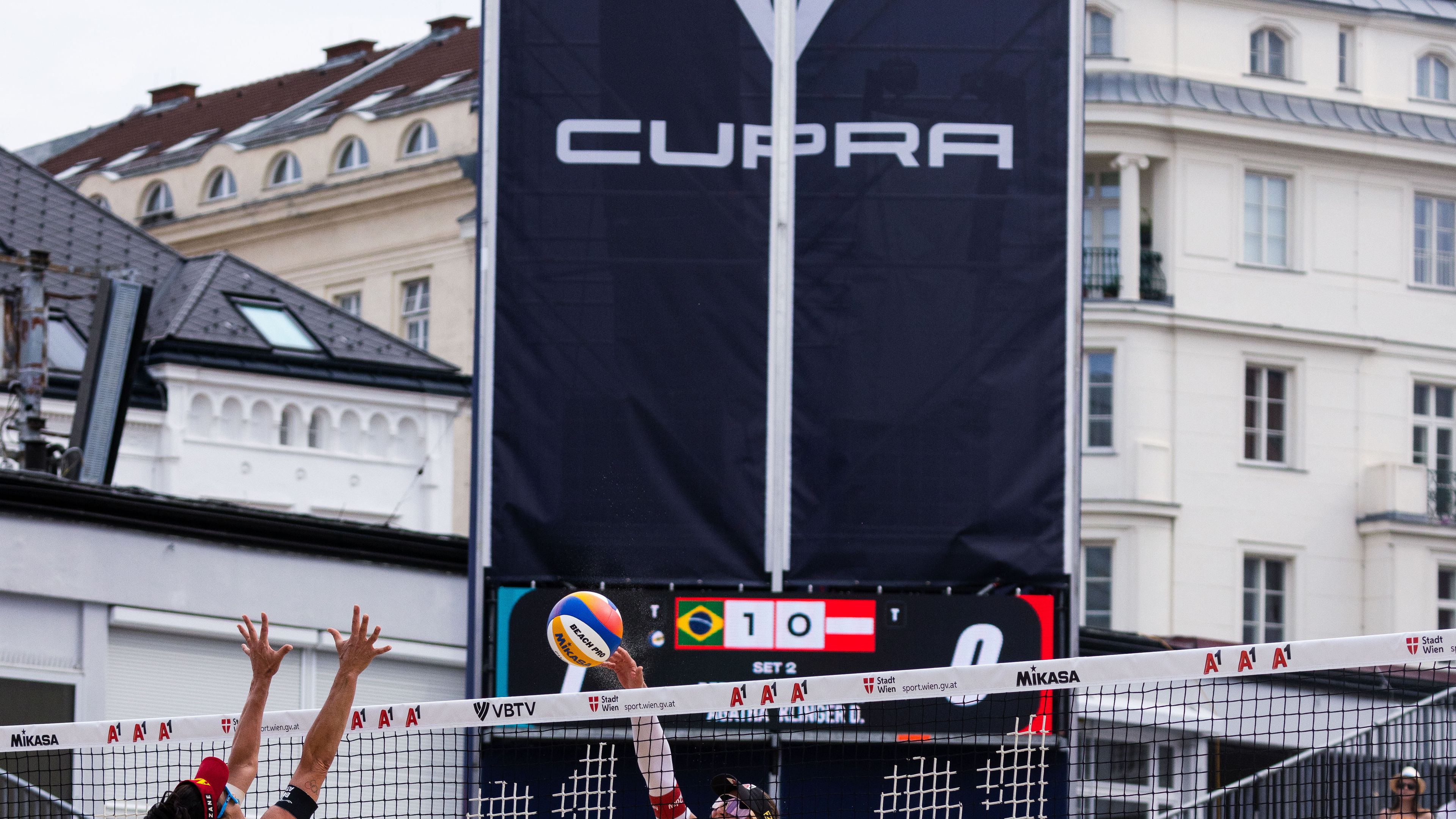 Zwei Spielerinnen bei der A1 Beach Pro Vienna 2024.