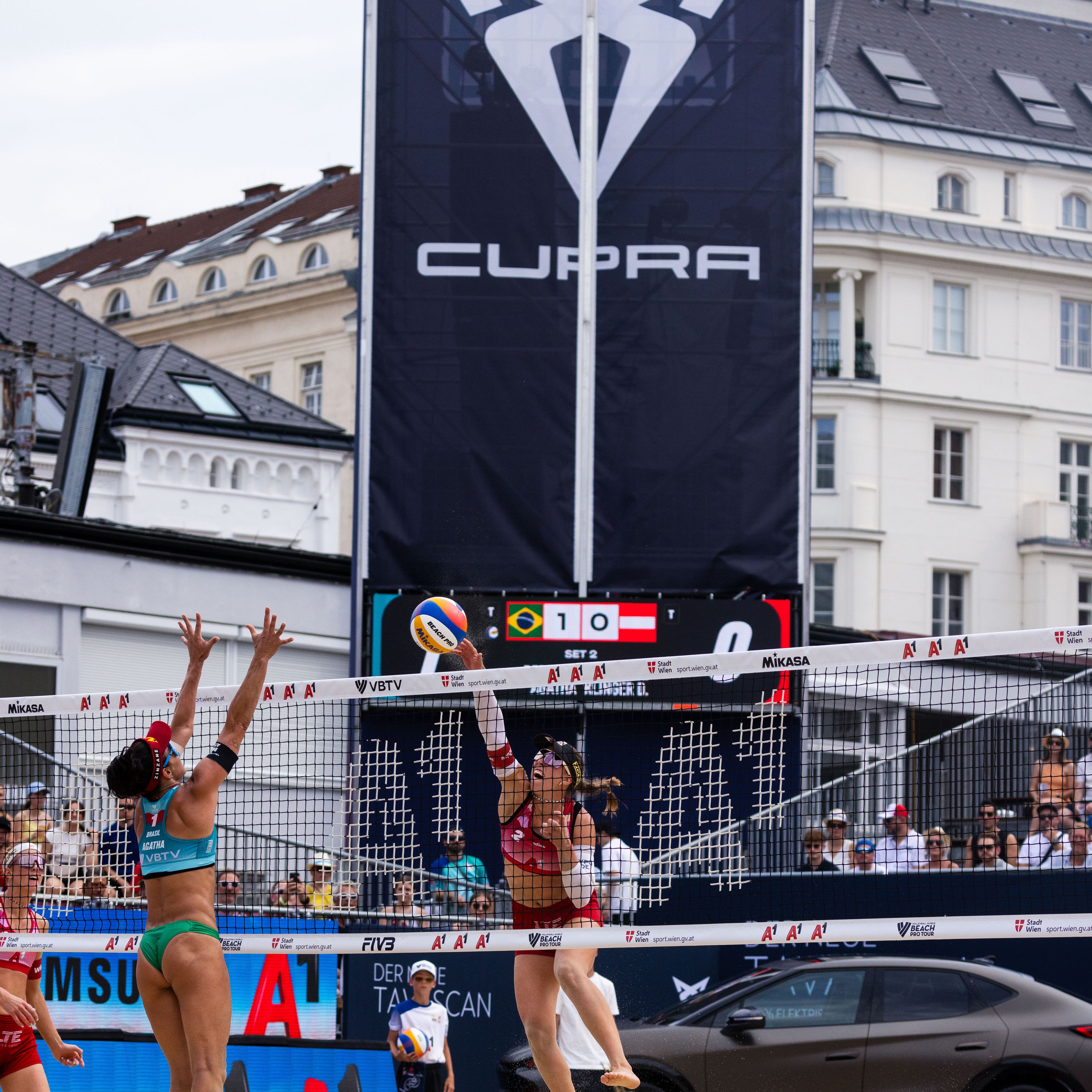 Zwei Spielerinnen bei der A1 Beach Pro Vienna 2024.