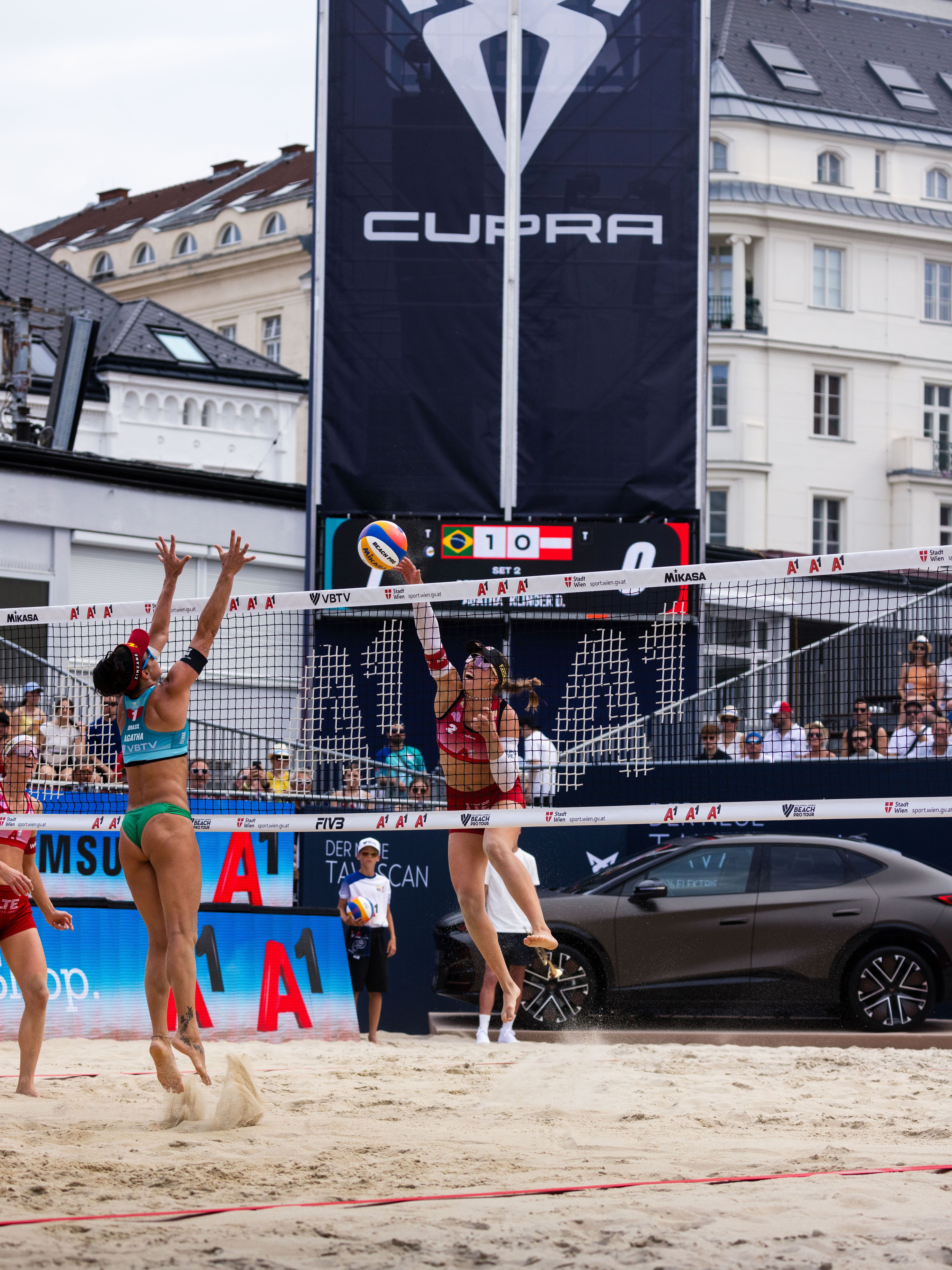 Zwei Spielerinnen bei der A1 Beach Pro Vienna 2024.