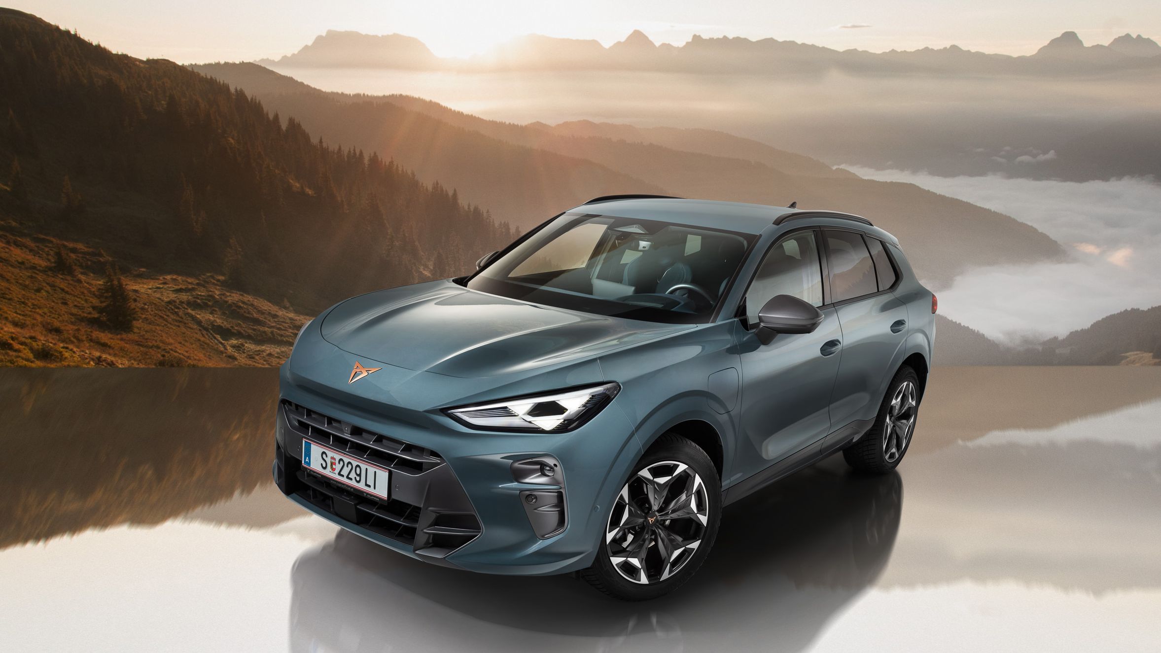 CUPRA Terramar vor Bergkulisse.