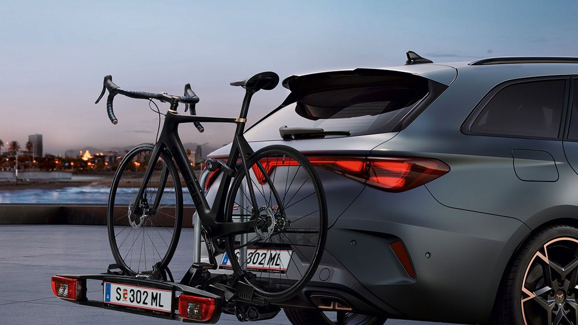 Blick auf den Fahrradheckträger an einem grauen CUPRA Leon SP Kombi.