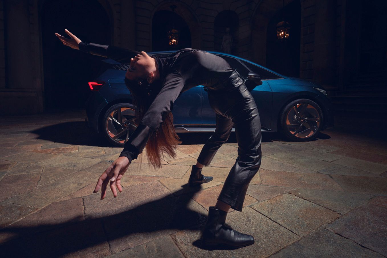 Ein Tänzer vor einem blauen CUPRA Born.