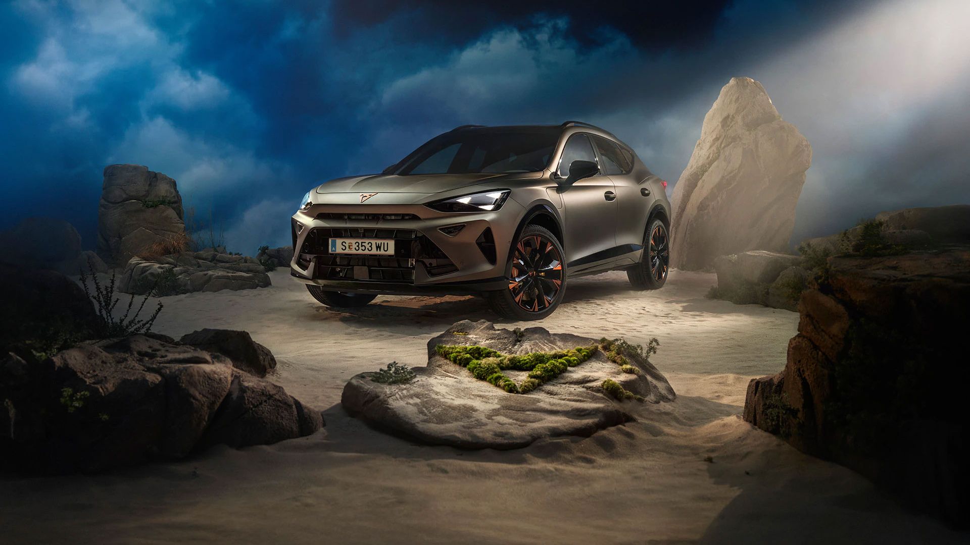 Ein CUPRA Formentor VZ in Bronze steht dramatisch beleuchtet in einer felsigen, nebeligen Landschaft. Eine Lichtstrahl beleuchtet das Fahrzeug und betont seine Konturen. Im Hintergrund sind Felsen und Pflanzen zu sehen.