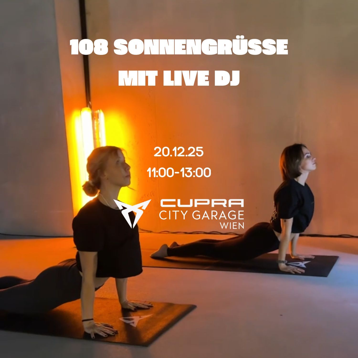 zwei weibliche Personen am Boden auf CUPRA Matten beim Sport