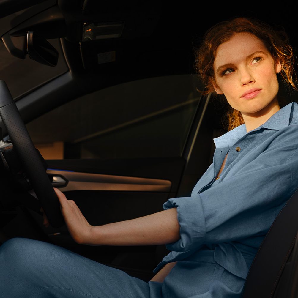 Eine Frau sitzt am Fahrersitz eines CUPRA Formentor