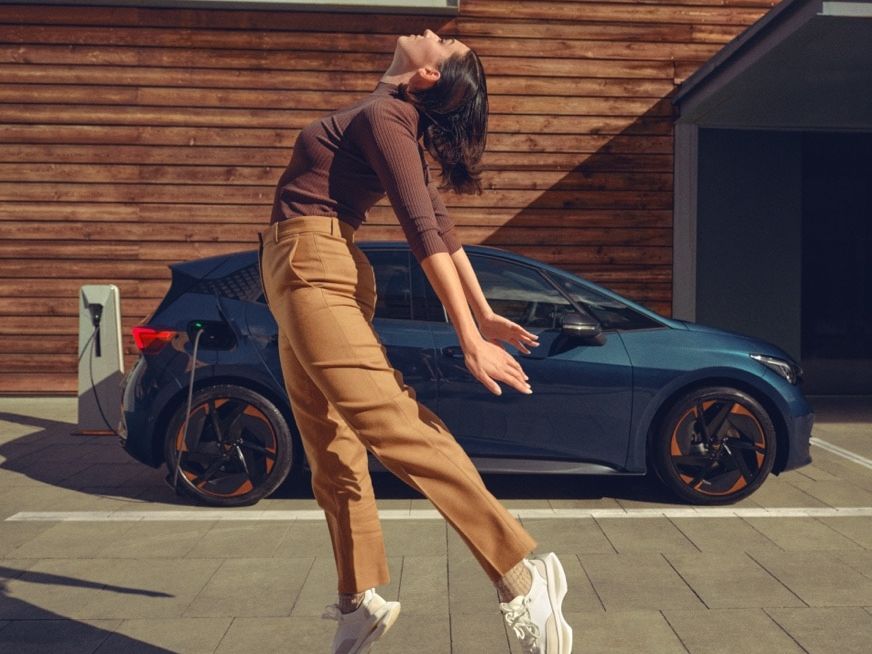 CUPRA Born Kompaktwagen Aurora-blau lädt 